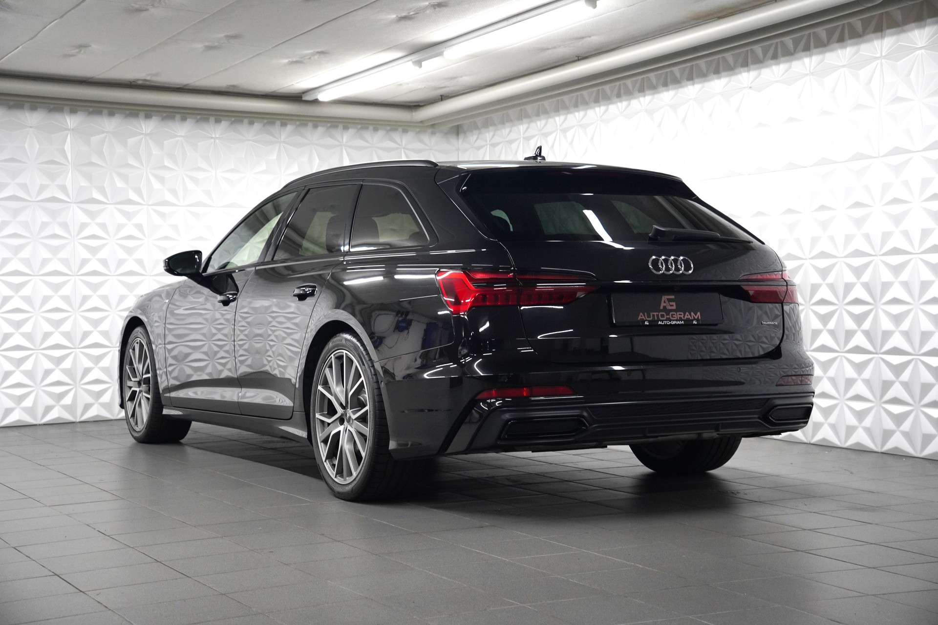 AUDI A6 Avant 45 TFSI Sport Attraction quattro S-tronic-image-2