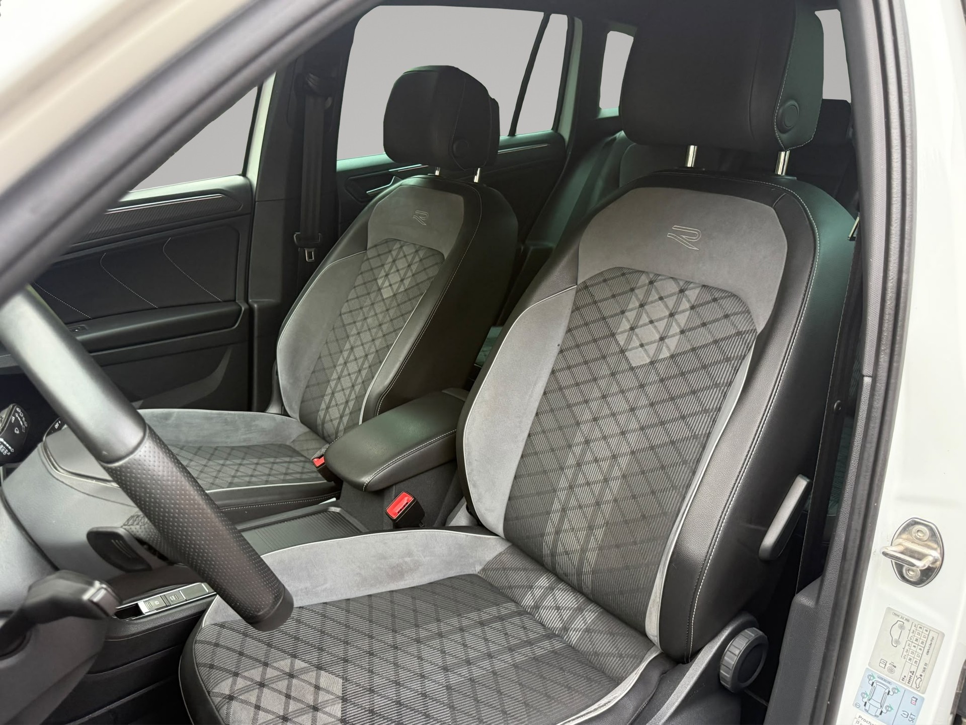 VW Tiguan 2.0 TDI SCR R-Line 4Motion DSG-image-11