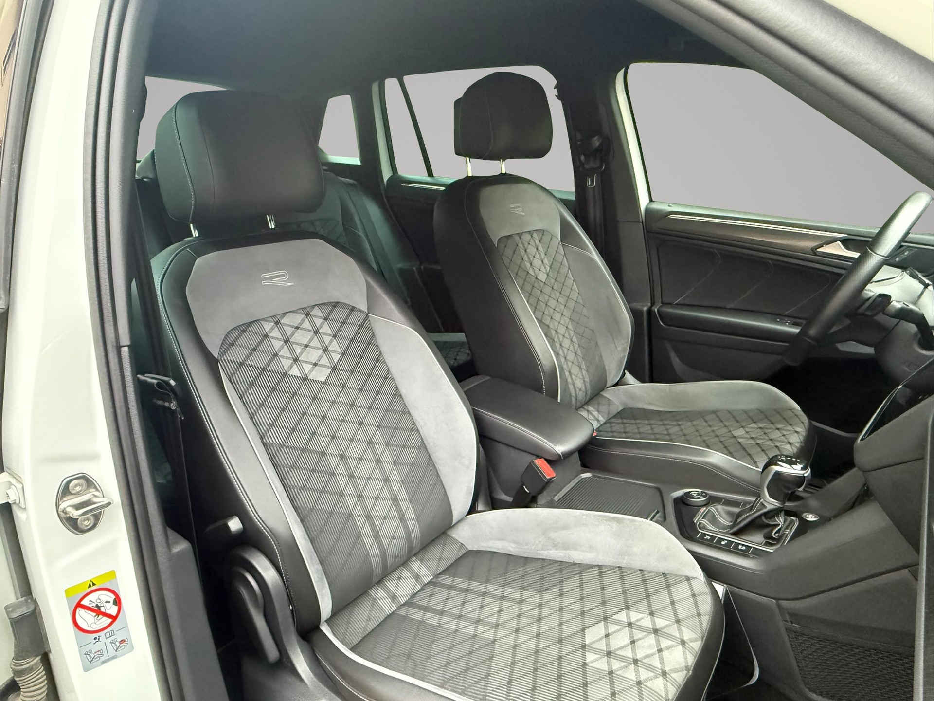 VW Tiguan 2.0 TDI SCR R-Line 4Motion DSG-image-12