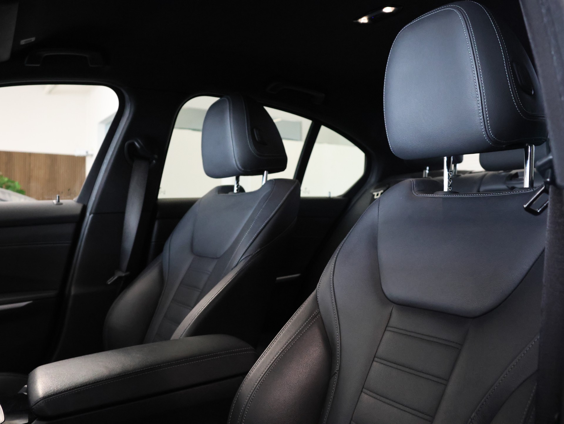 BMW 320d xDrive M Sport Steptronic-image-13
