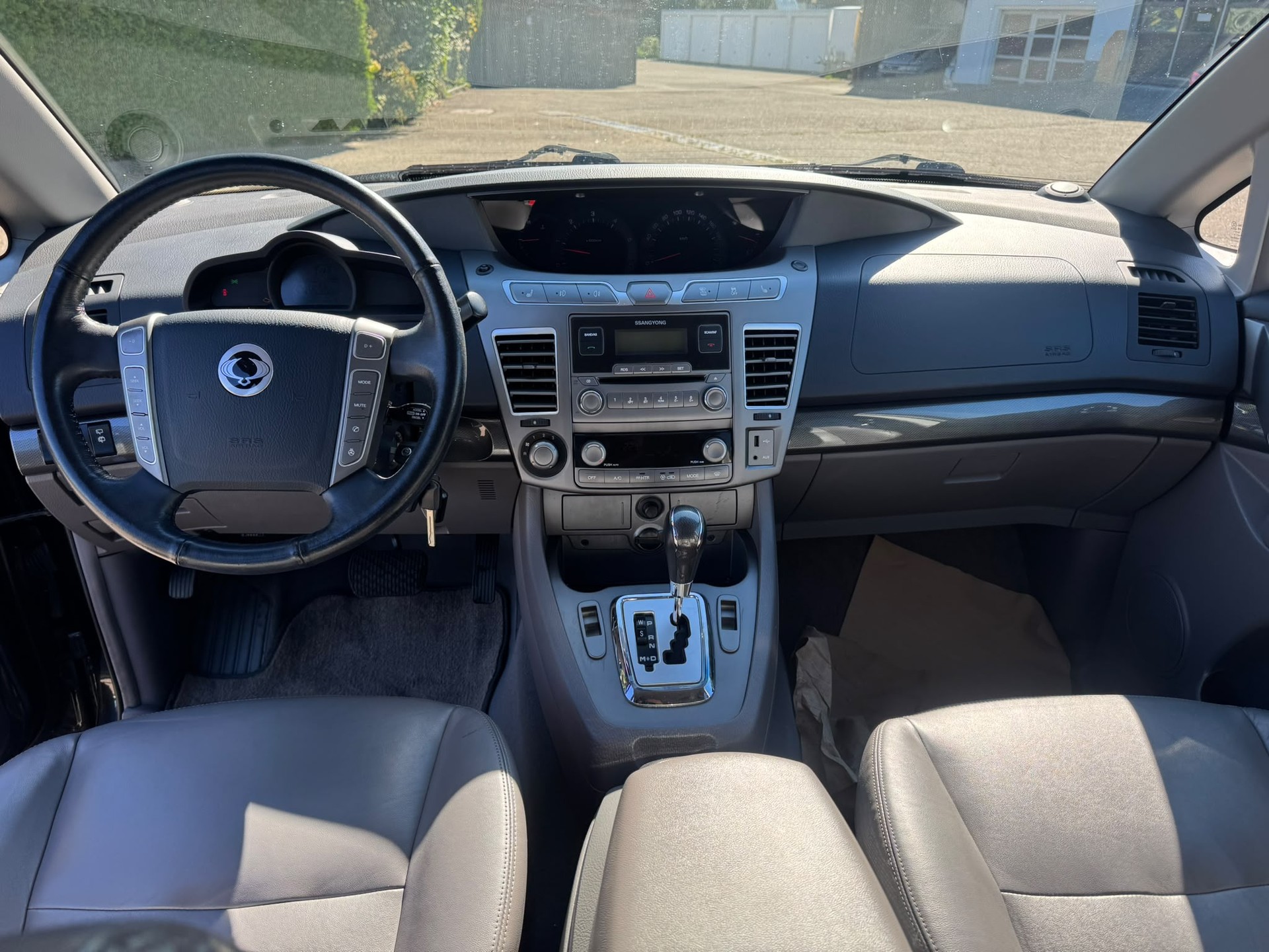 KGM-SsangYong Rodius SV200 e-XDi Quartz 4WD E-Tronic-image-9