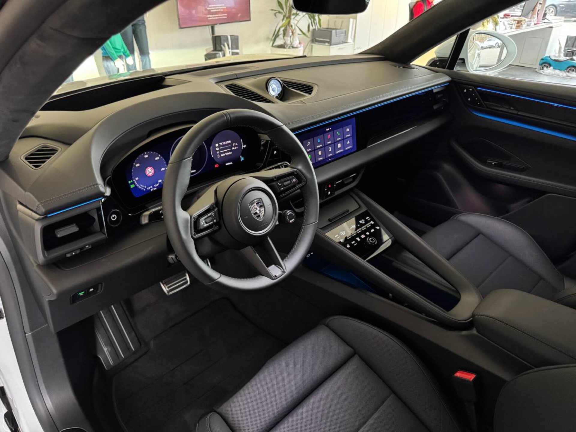 PORSCHE Macan Turbo-image-12