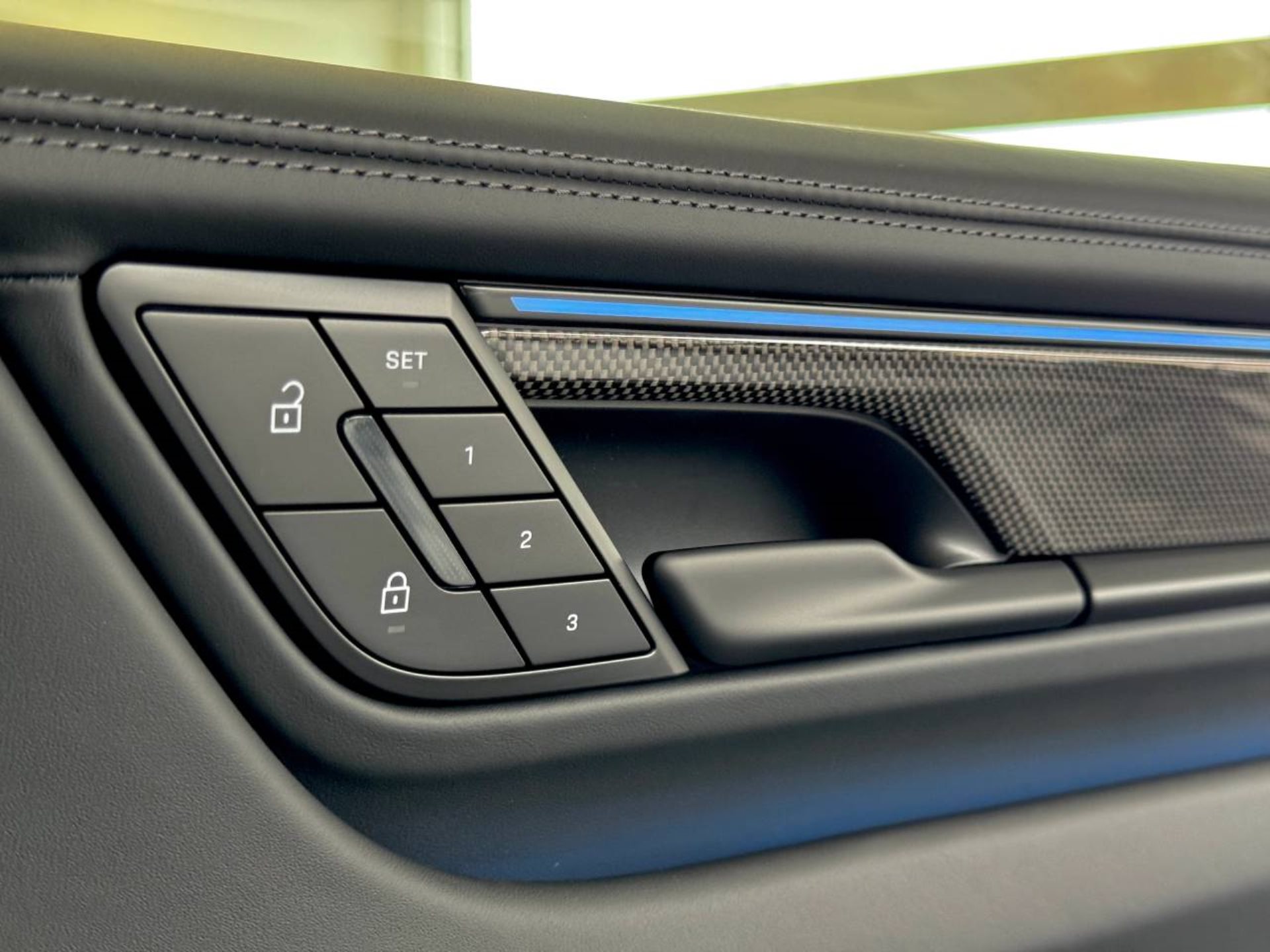 PORSCHE Macan Turbo-image-40