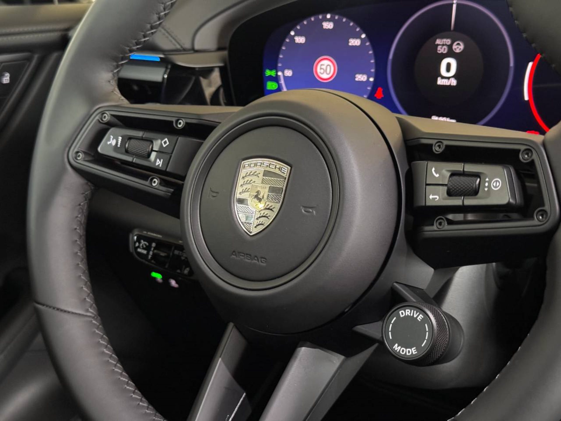 PORSCHE Macan Turbo-image-39