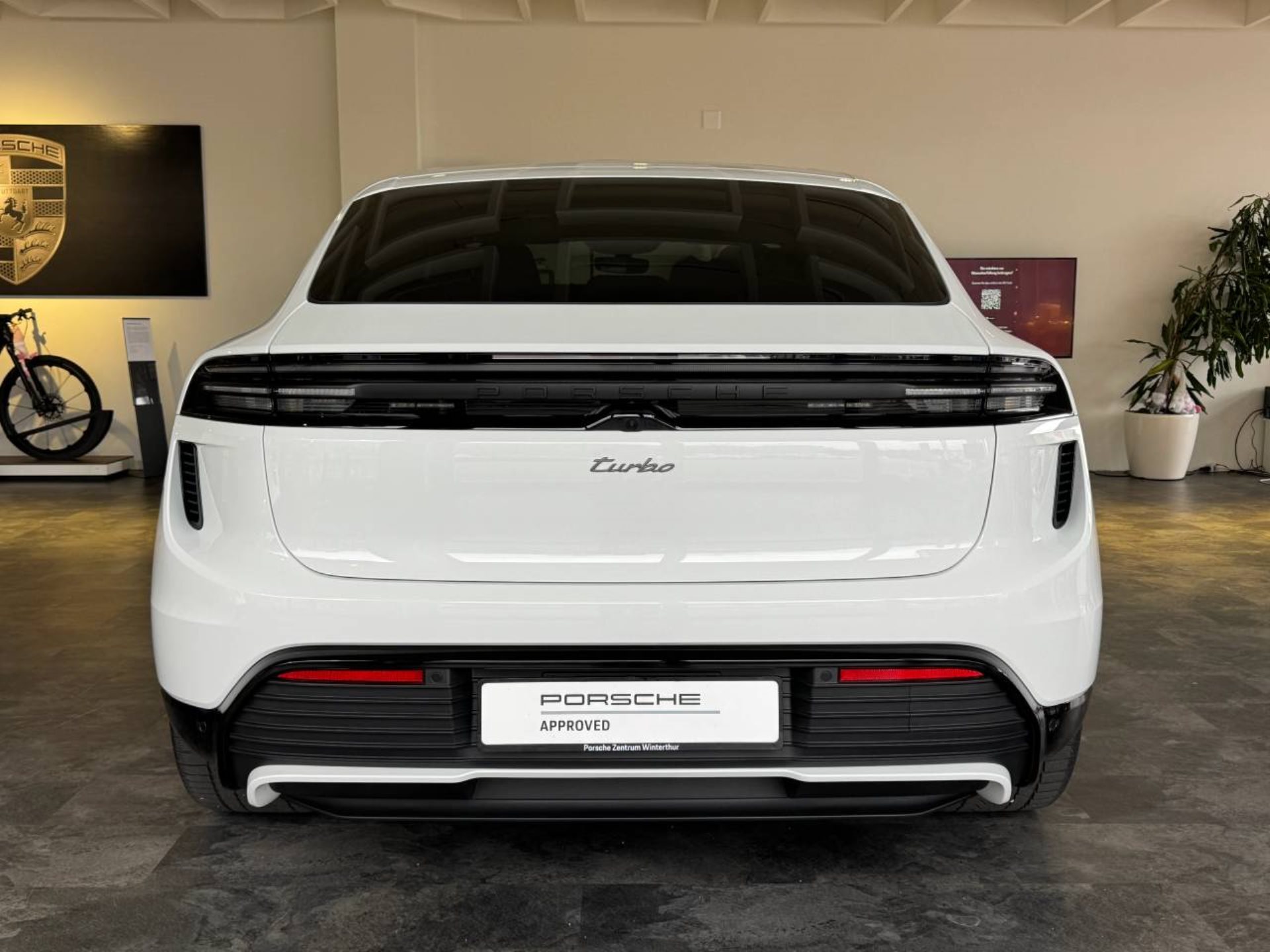 PORSCHE Macan Turbo-image-6