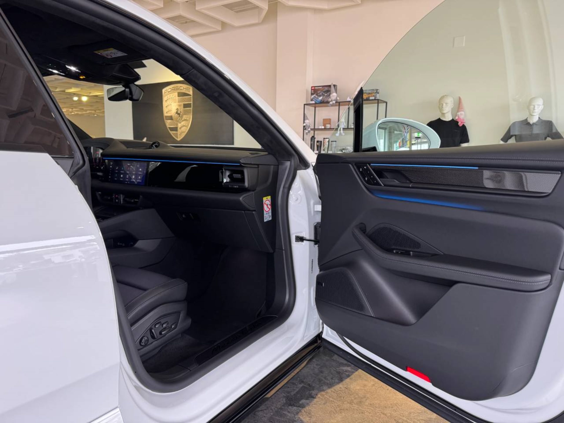 PORSCHE Macan Turbo-image-23