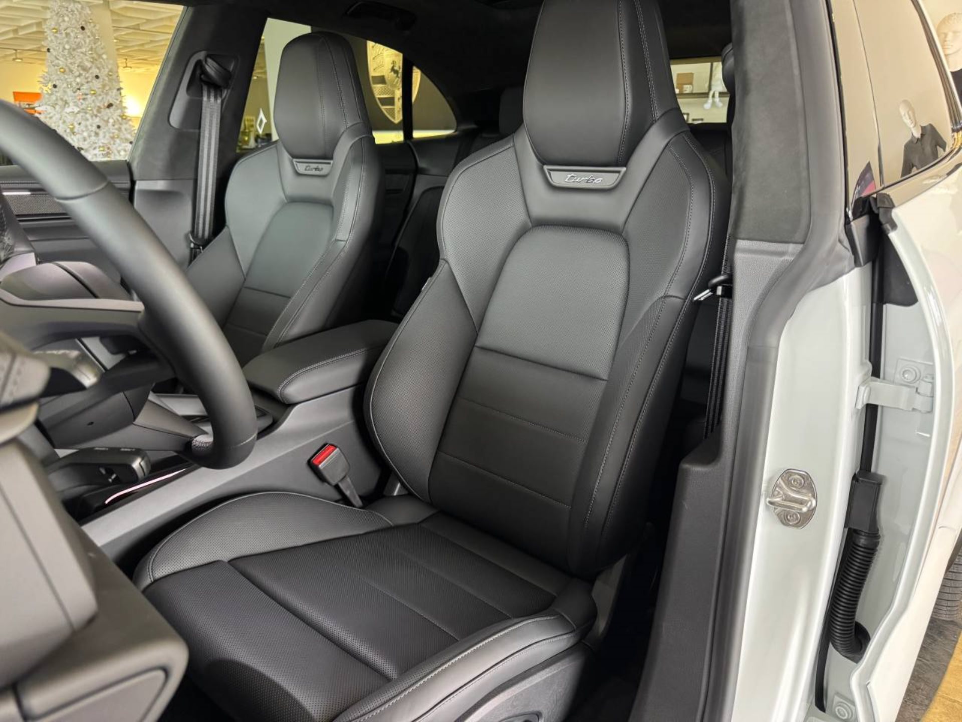 PORSCHE Macan Turbo-image-4
