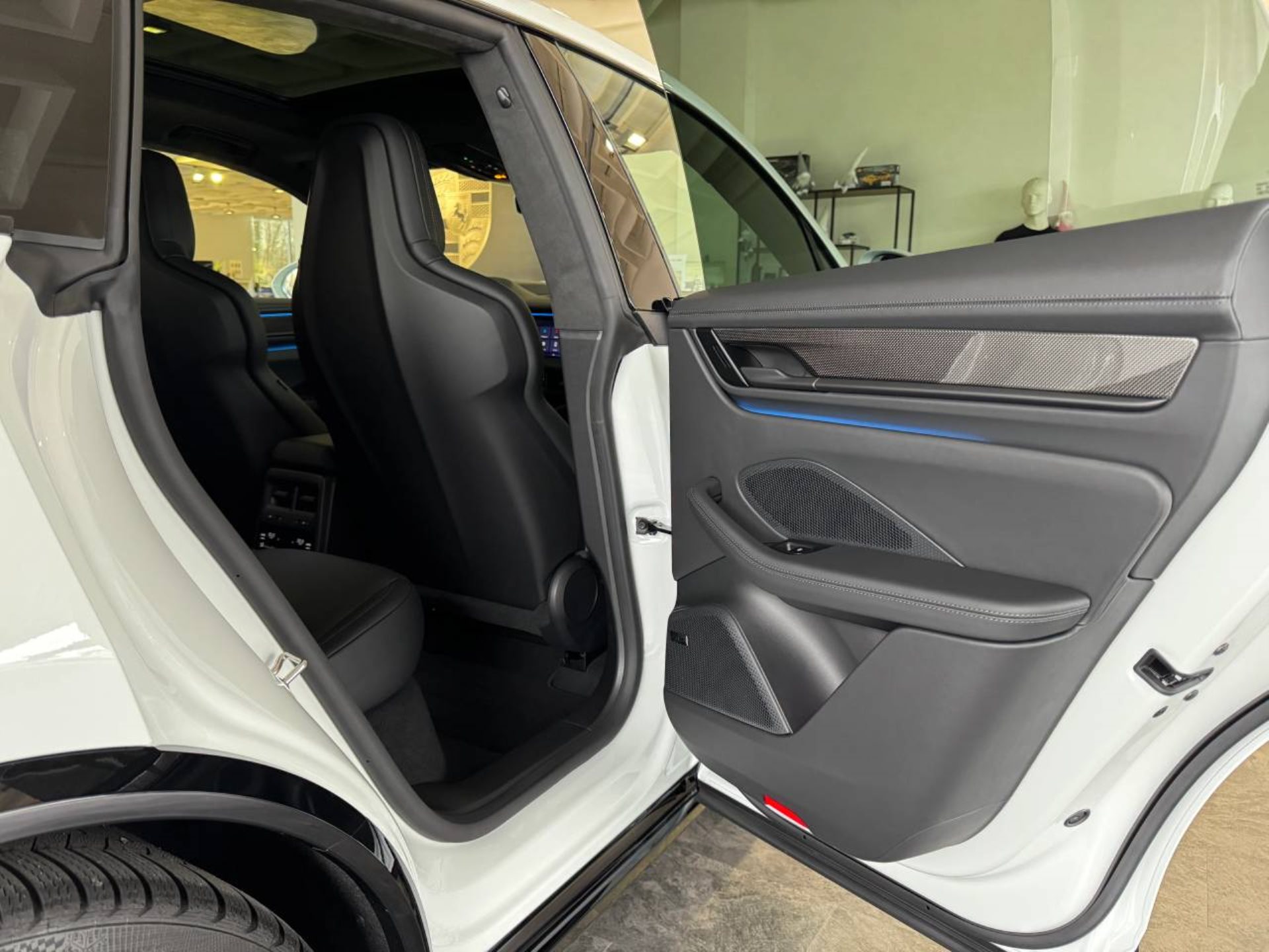 PORSCHE Macan Turbo-image-31