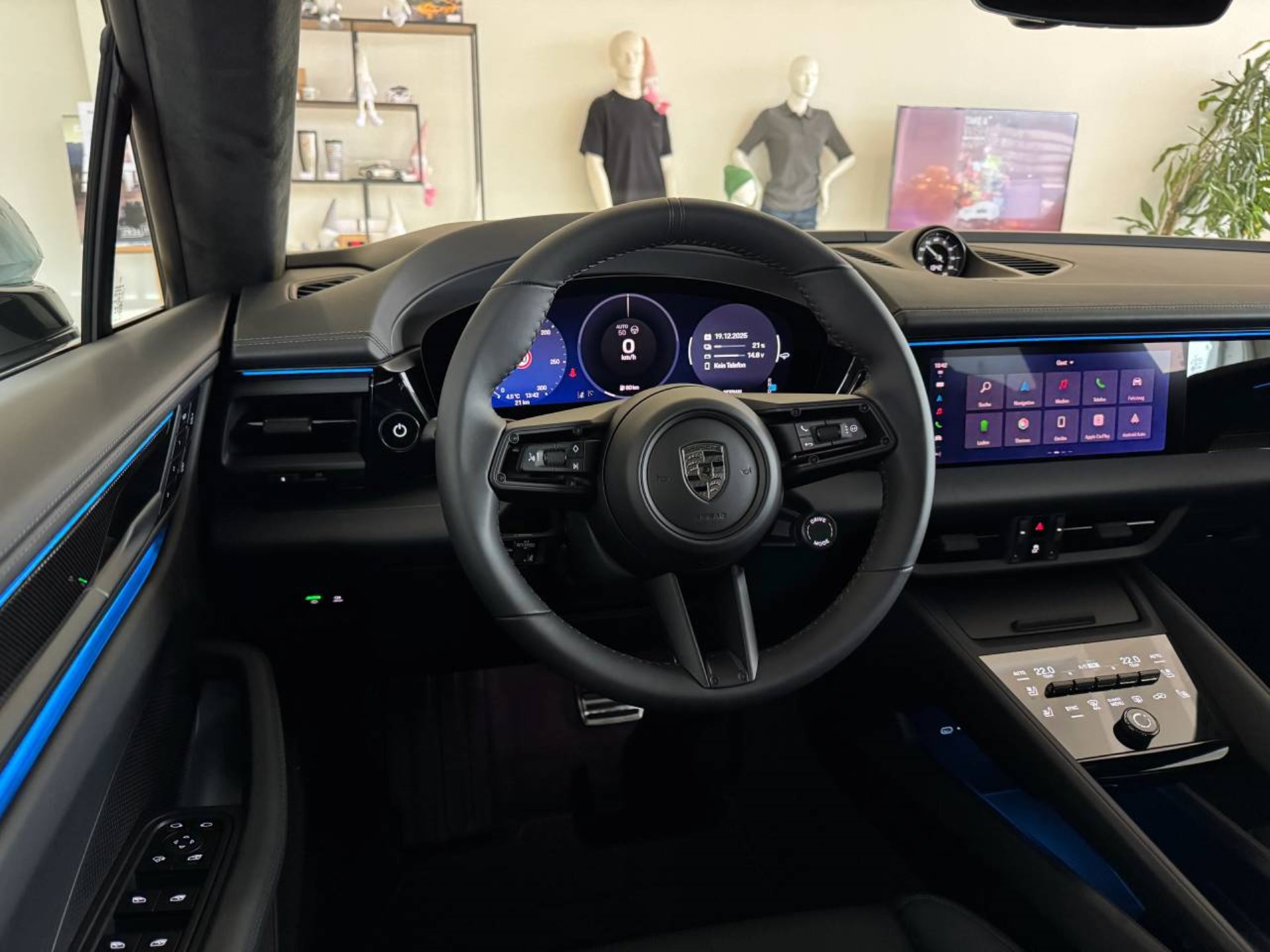 PORSCHE Macan Turbo-image-13