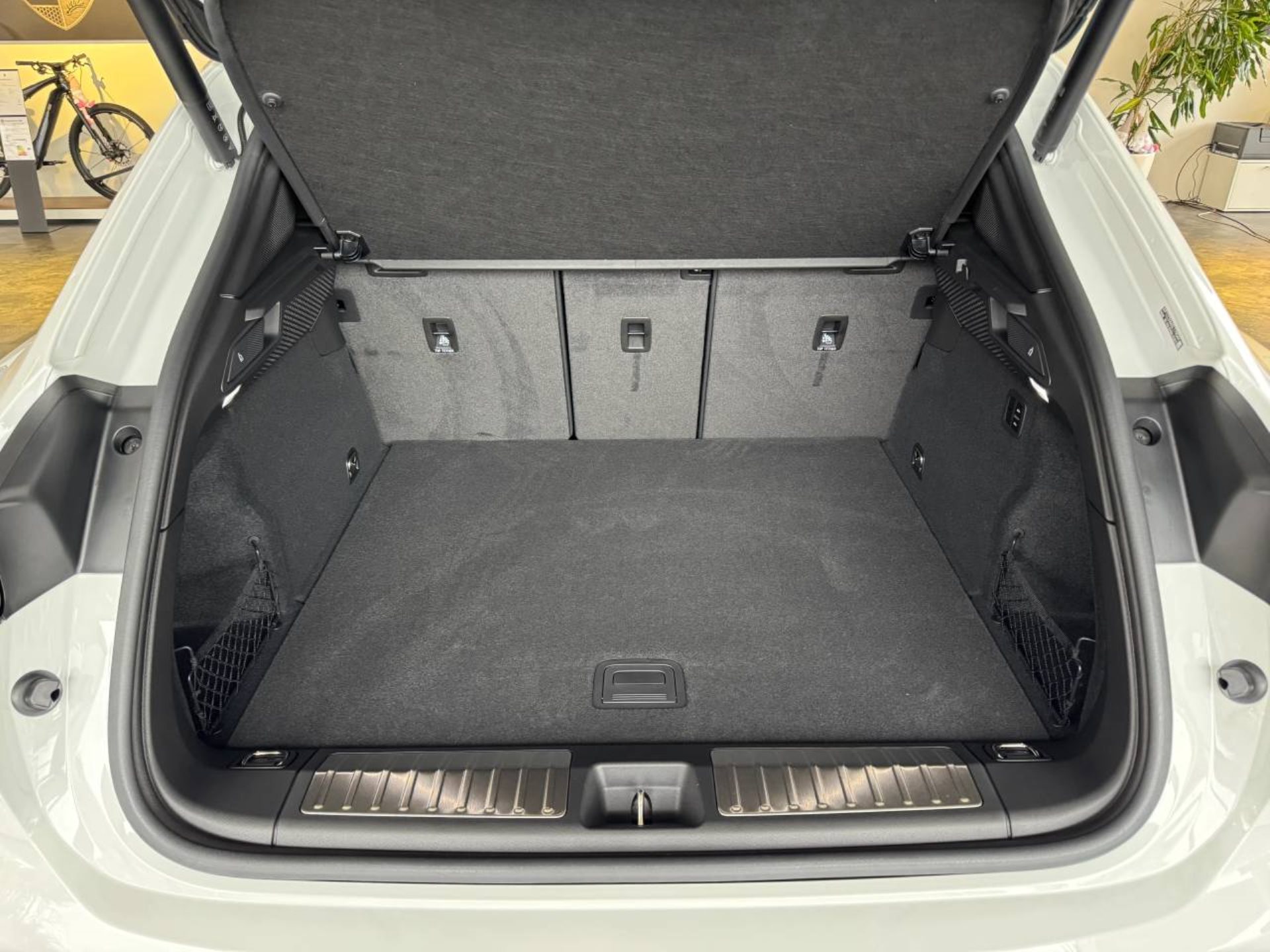 PORSCHE Macan Turbo-image-33