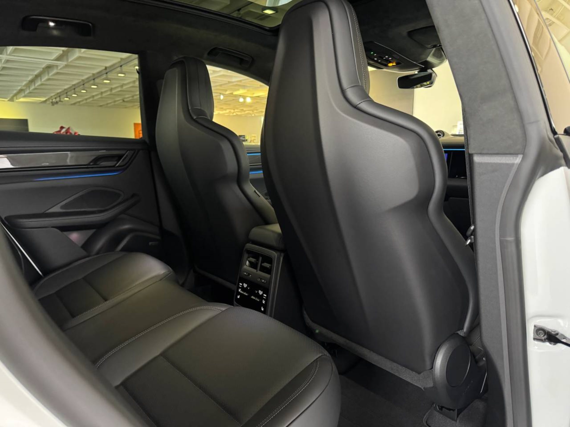 PORSCHE Macan Turbo-image-28