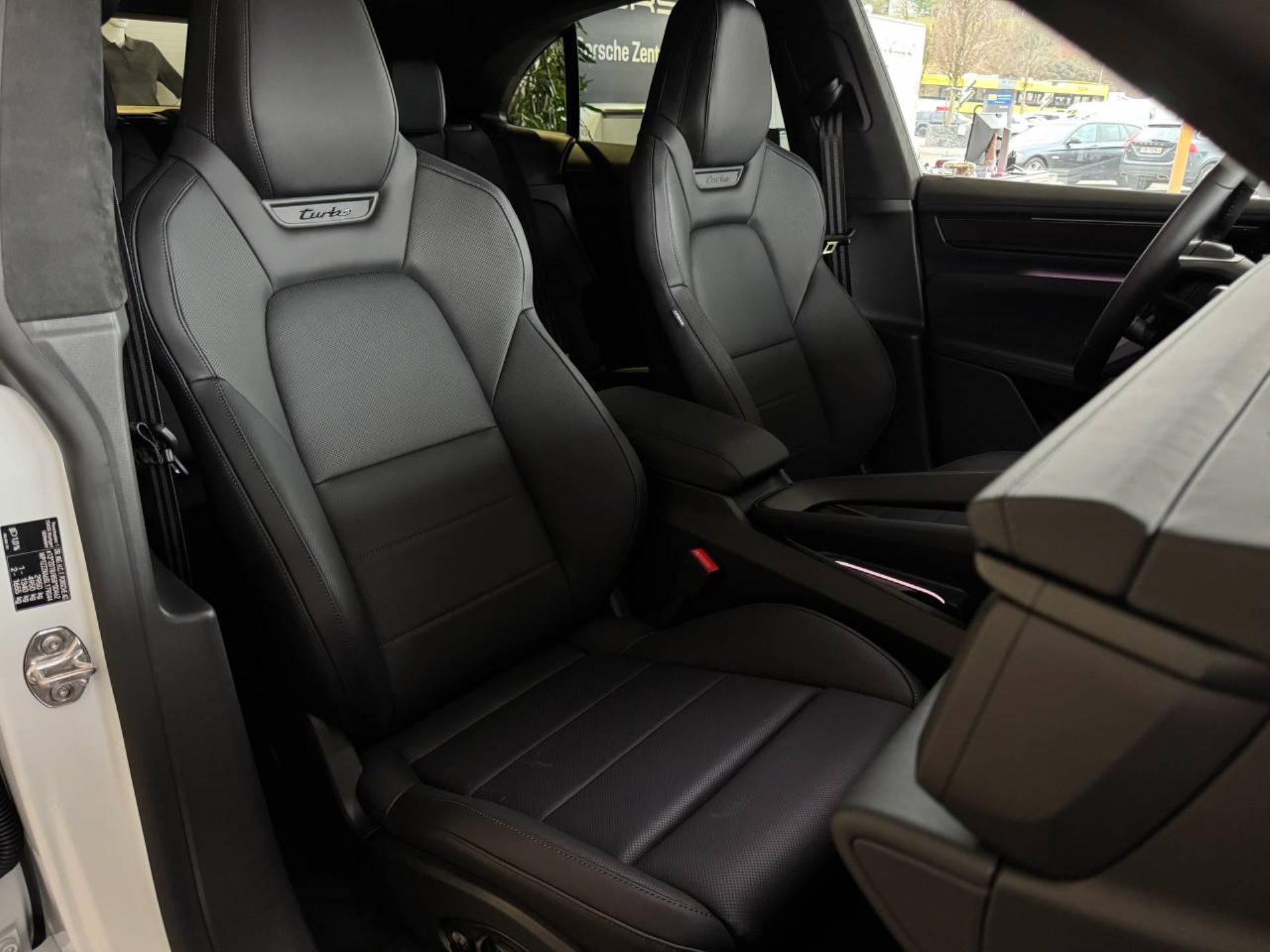 PORSCHE Macan Turbo-image-22