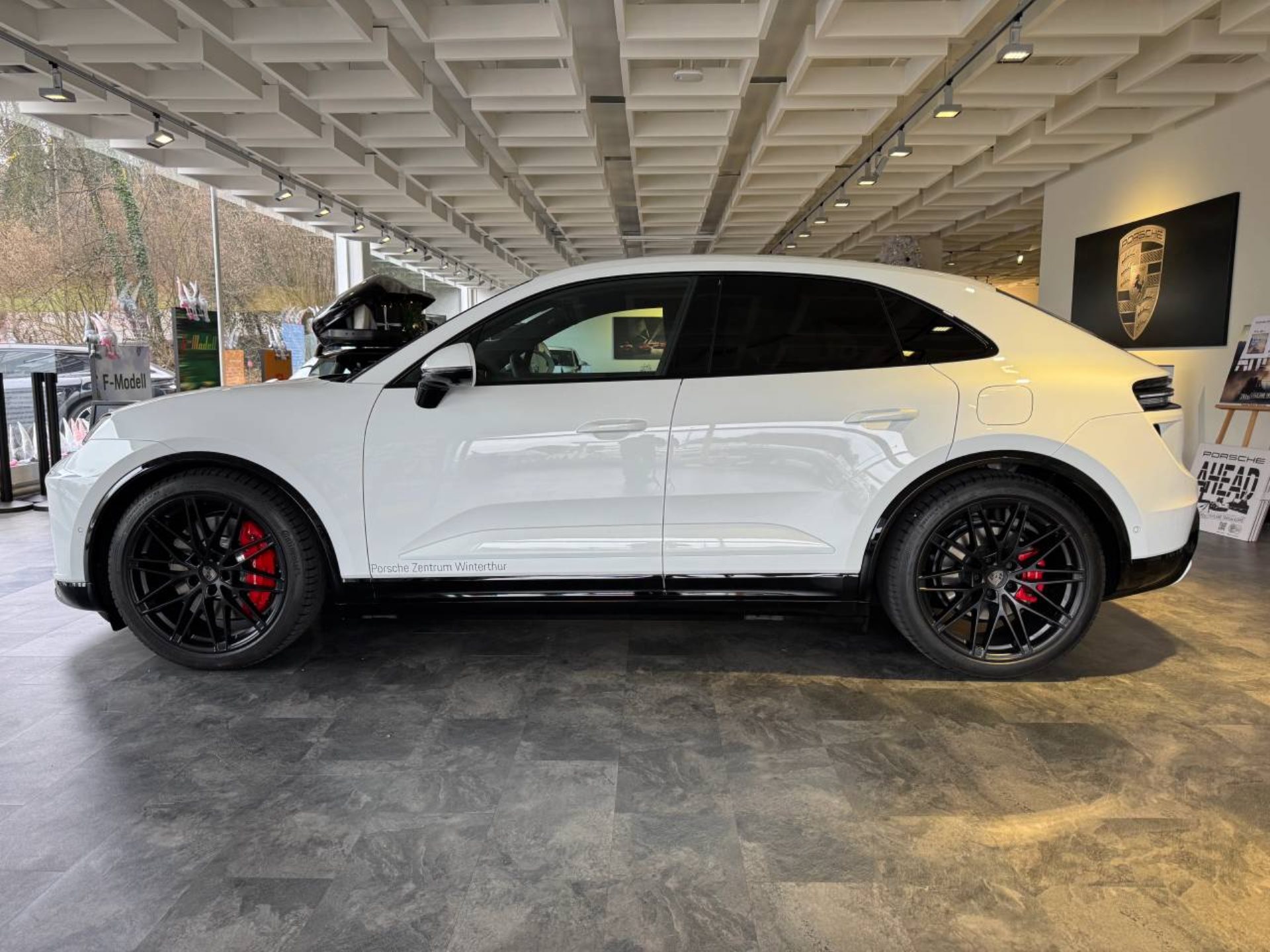 PORSCHE Macan Turbo-image-1
