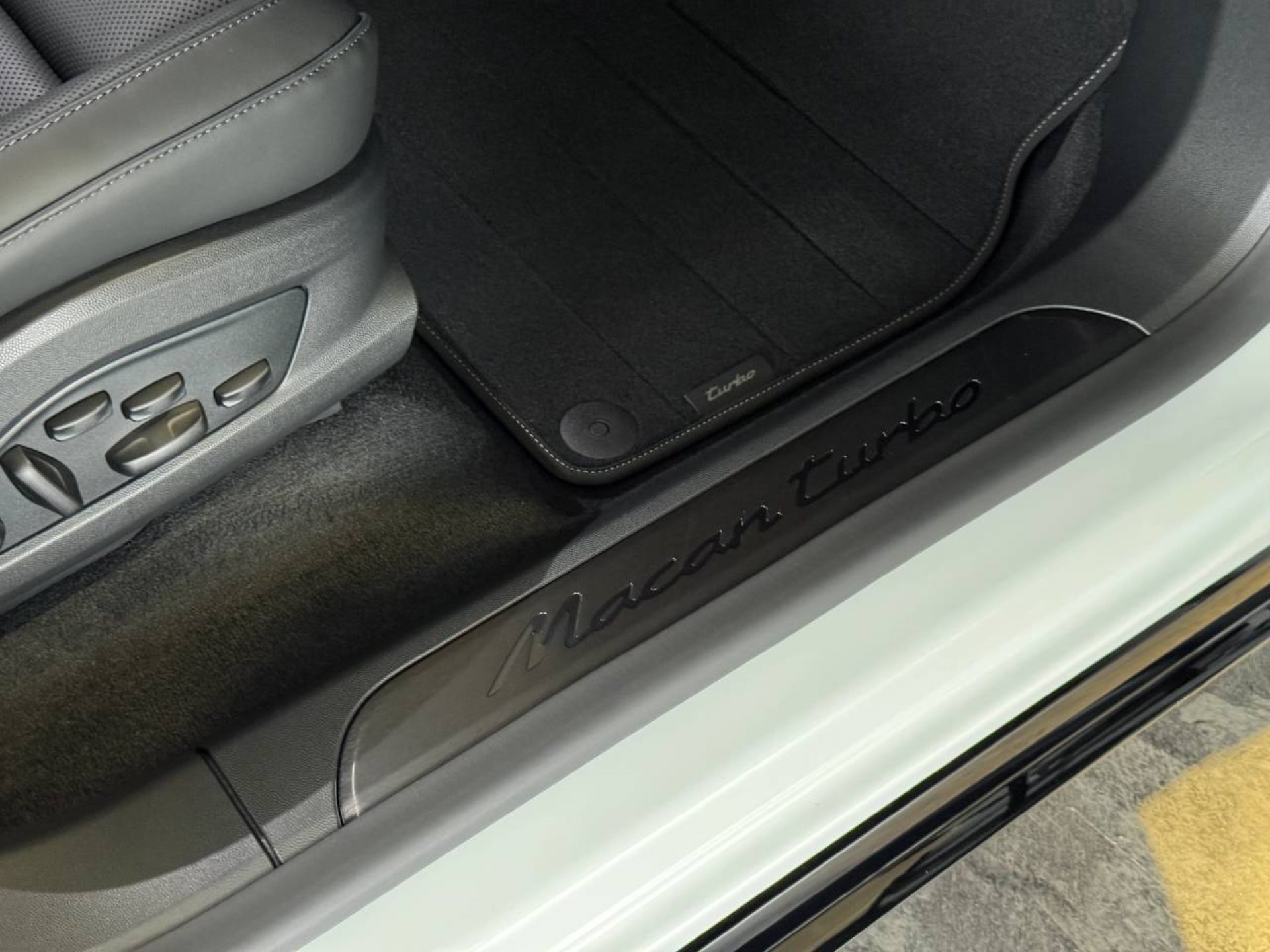 PORSCHE Macan Turbo-image-26