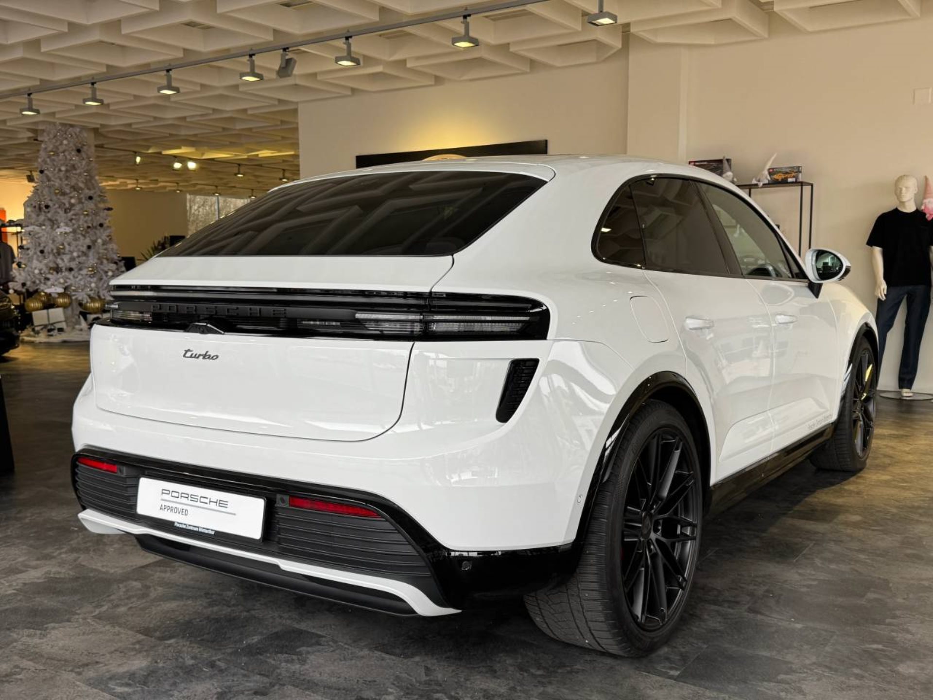 PORSCHE Macan Turbo-image-2