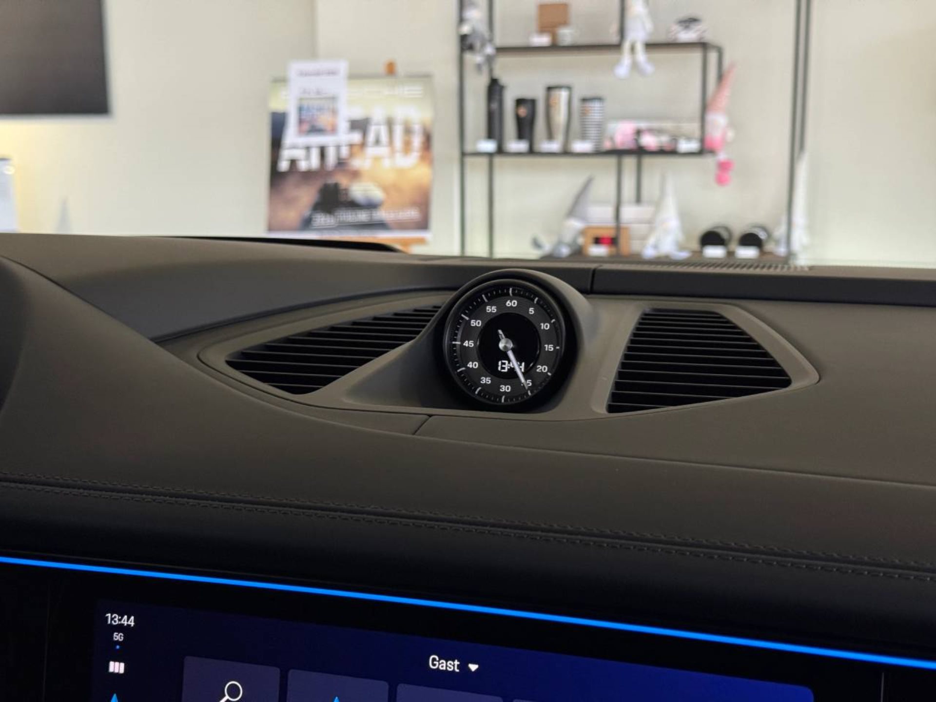 PORSCHE Macan Turbo-image-19