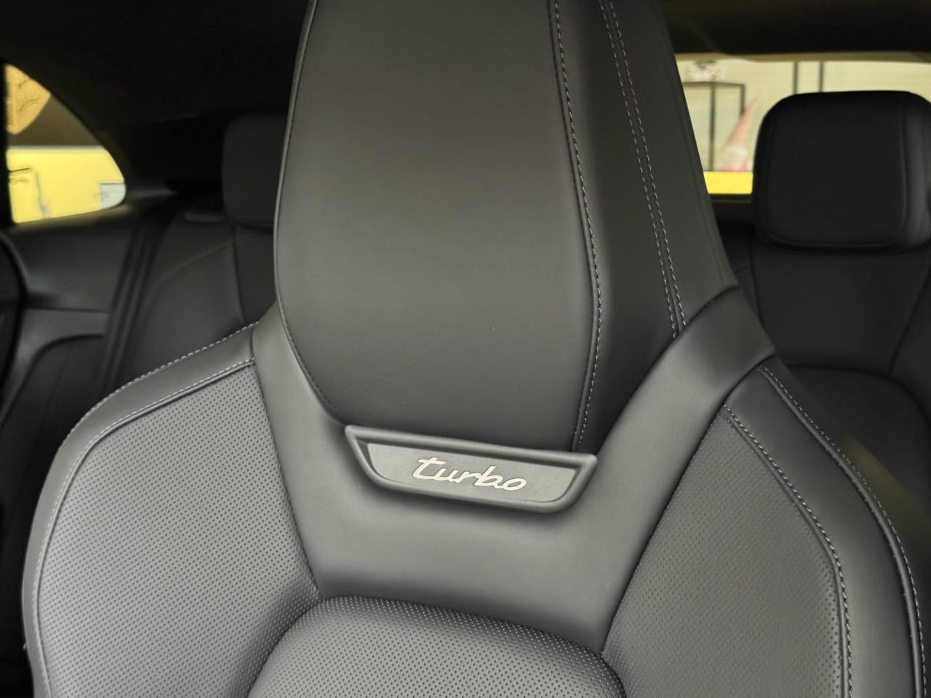 PORSCHE Macan Turbo-image-41