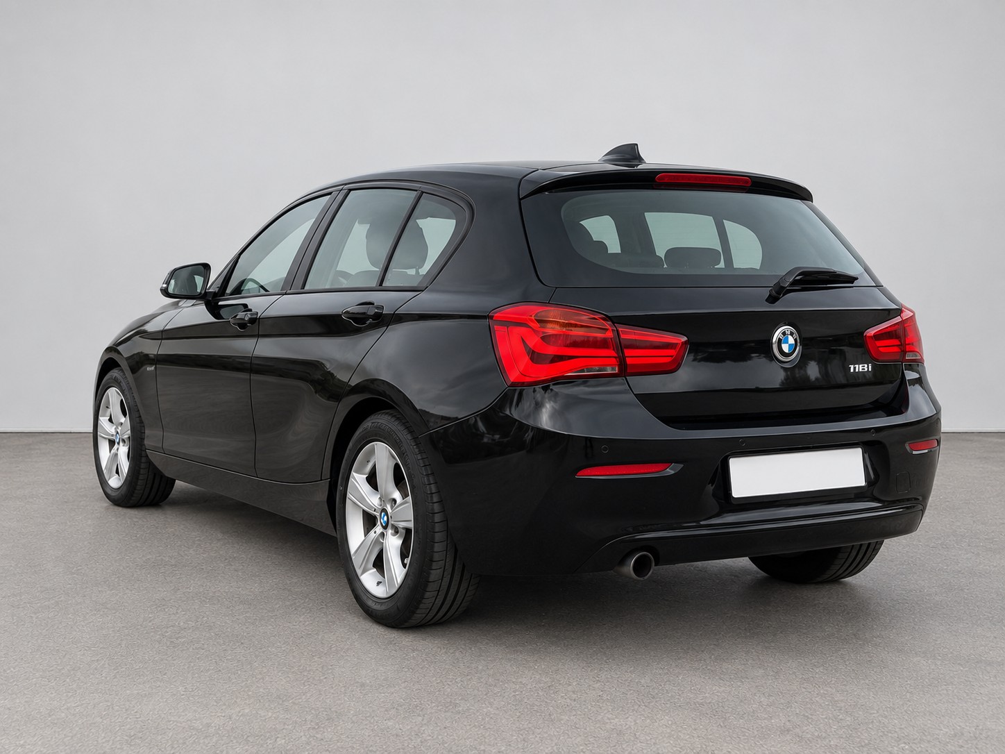 BMW 118i-image-1