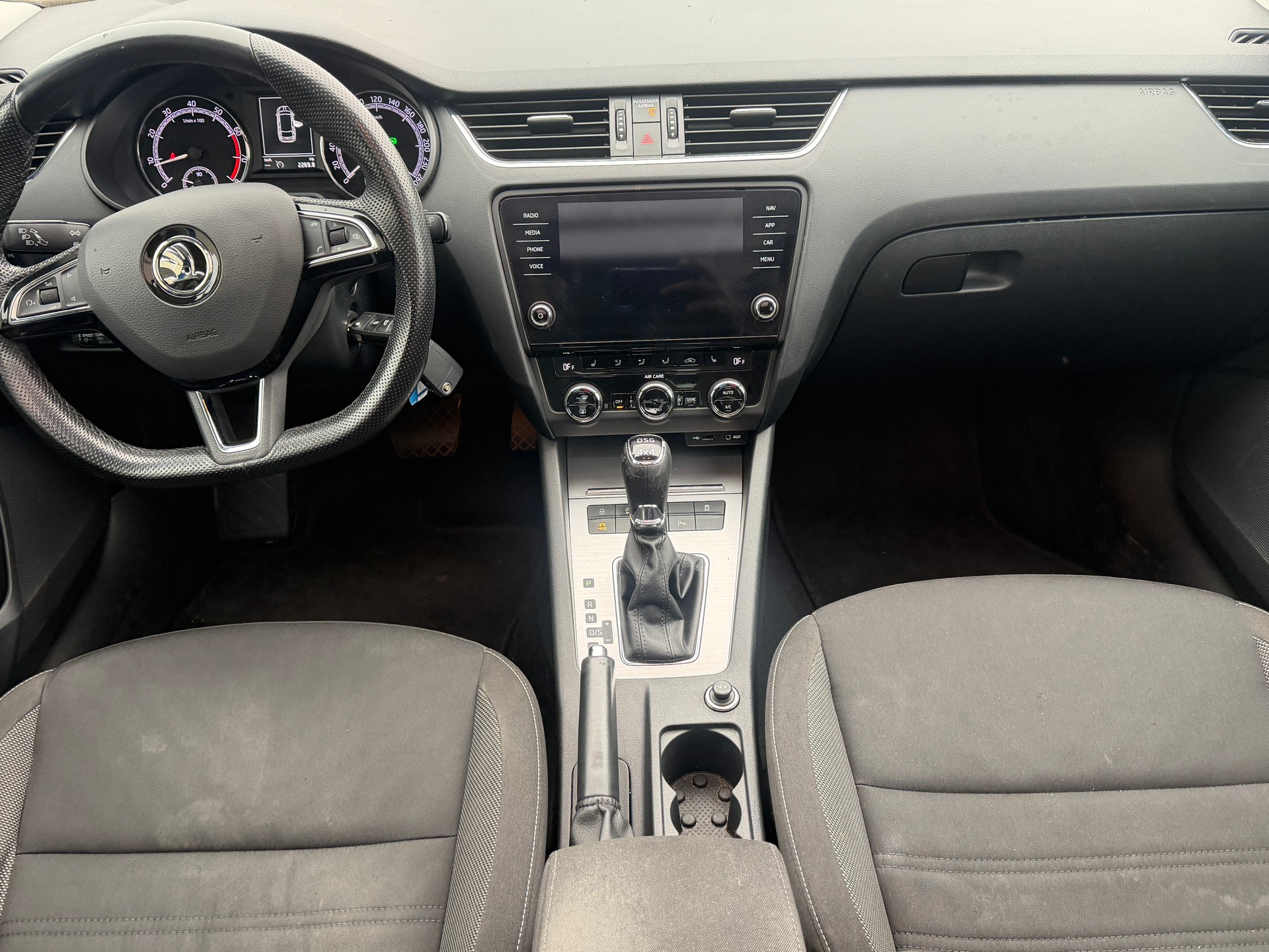 SKODA Octavia Combi 1.8 TSI Swiss Line 25 4x4 DSG-image-9