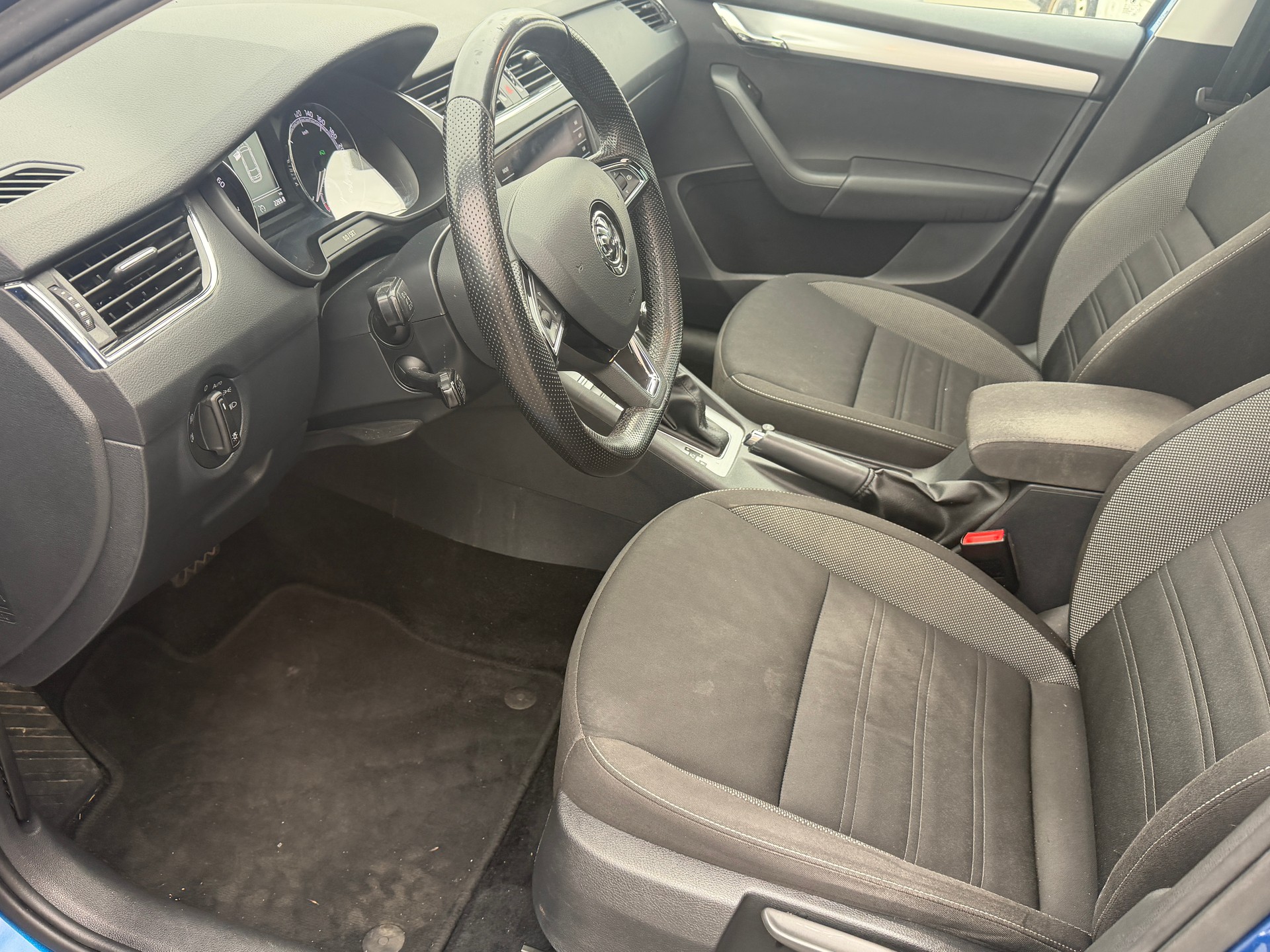 SKODA Octavia Combi 1.8 TSI Swiss Line 25 4x4 DSG-image-11