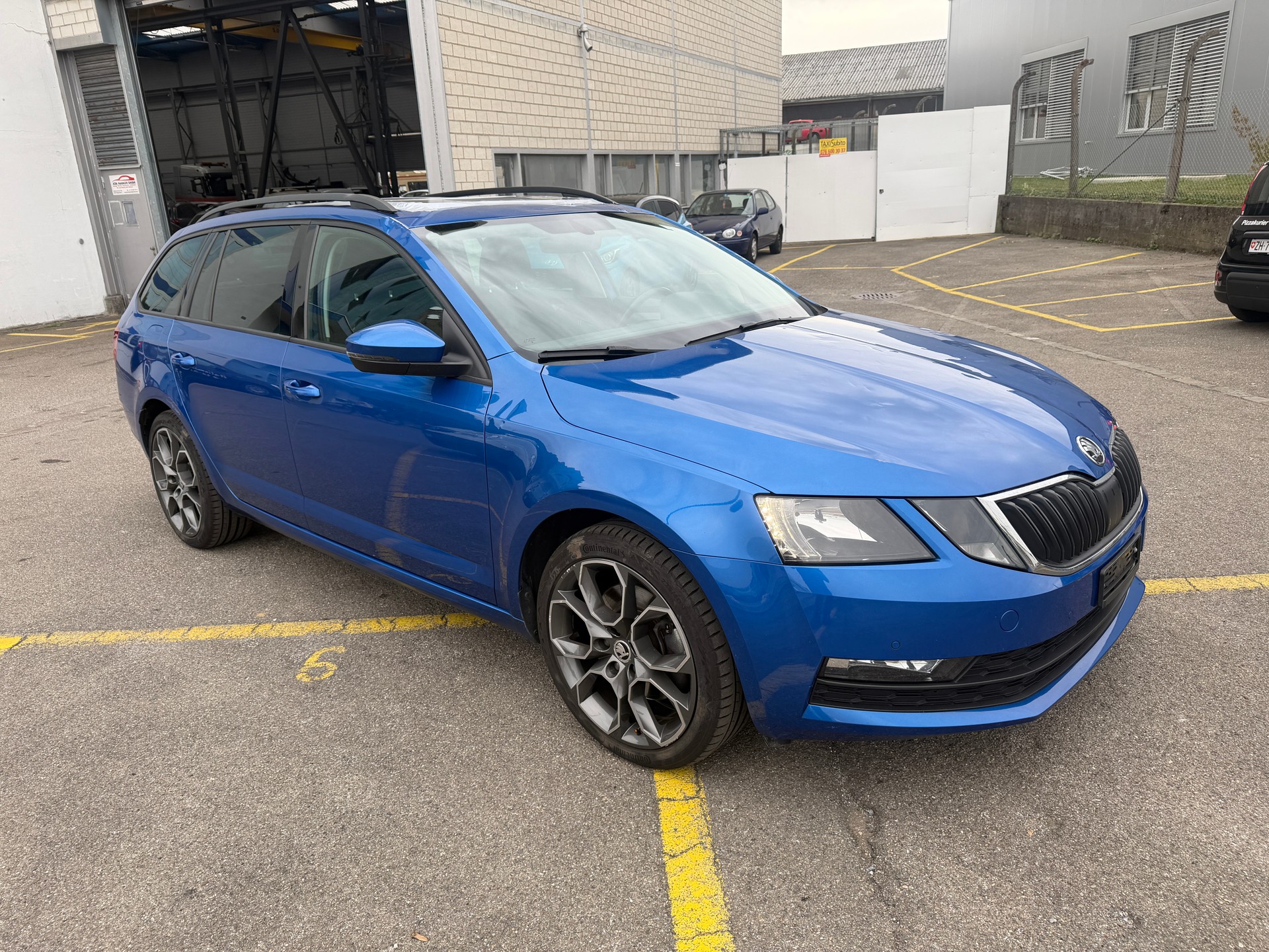 SKODA Octavia Combi 1.8 TSI Swiss Line 25 4x4 DSG-image-2