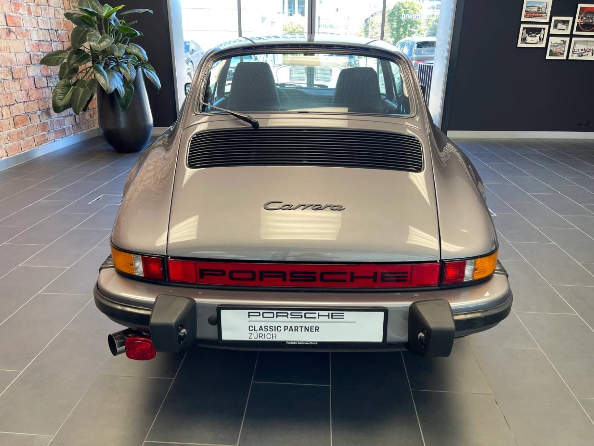PORSCHE 911 Carrera Coupé-image-11