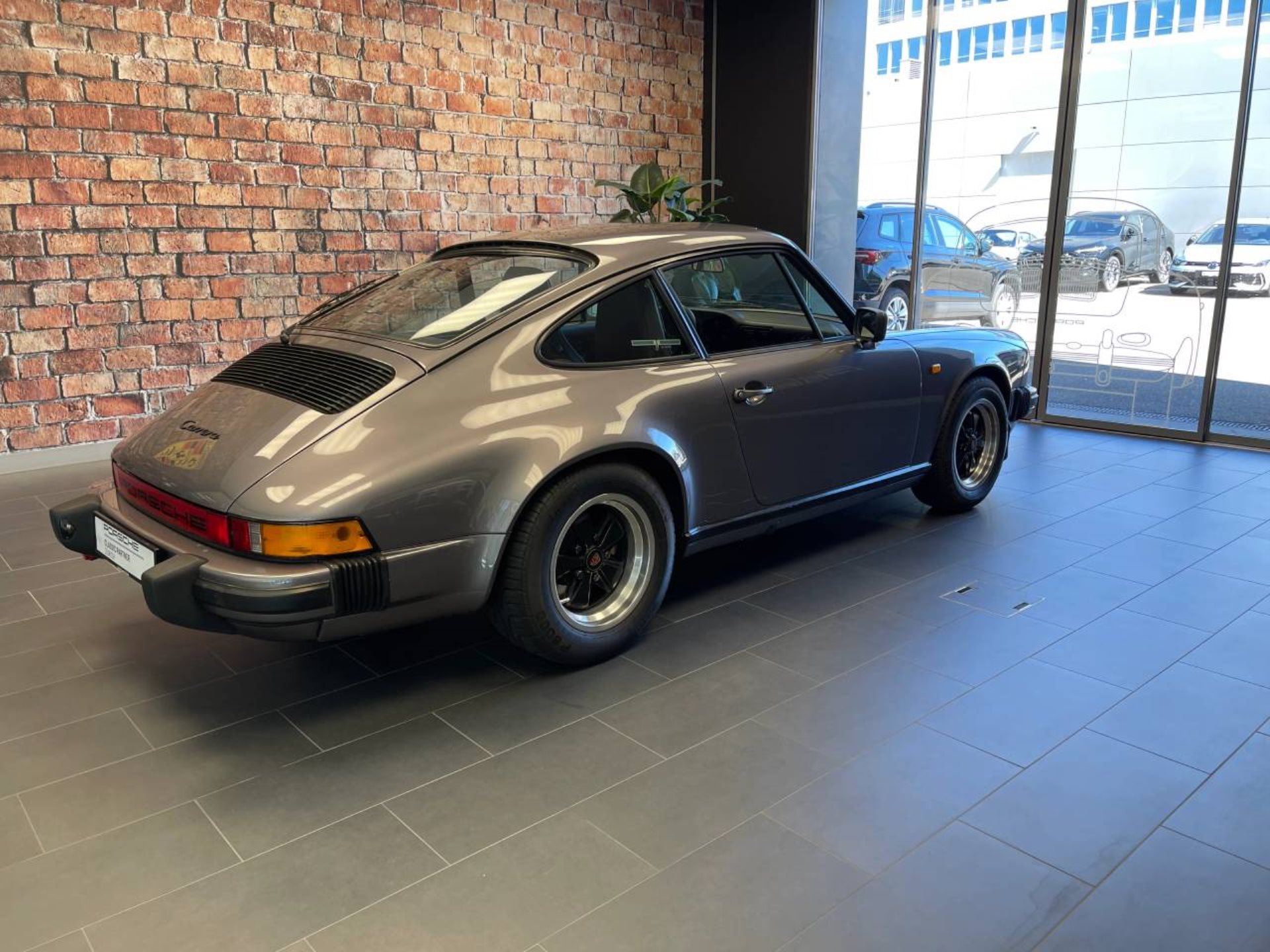 PORSCHE 911 Carrera Coupé-image-7