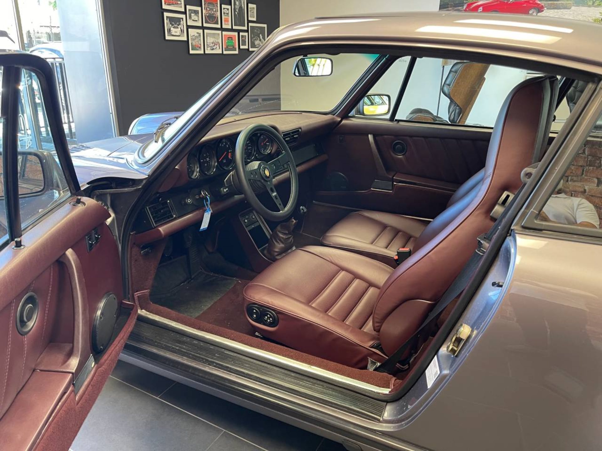 PORSCHE 911 Carrera Coupé-image-3