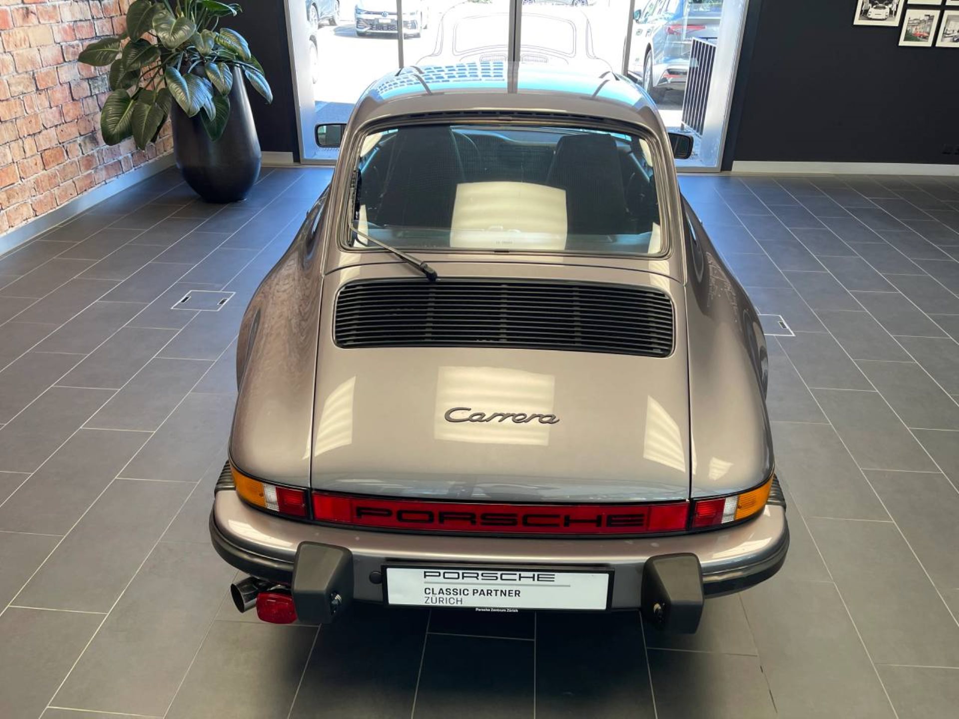 PORSCHE 911 Carrera Coupé-image-9