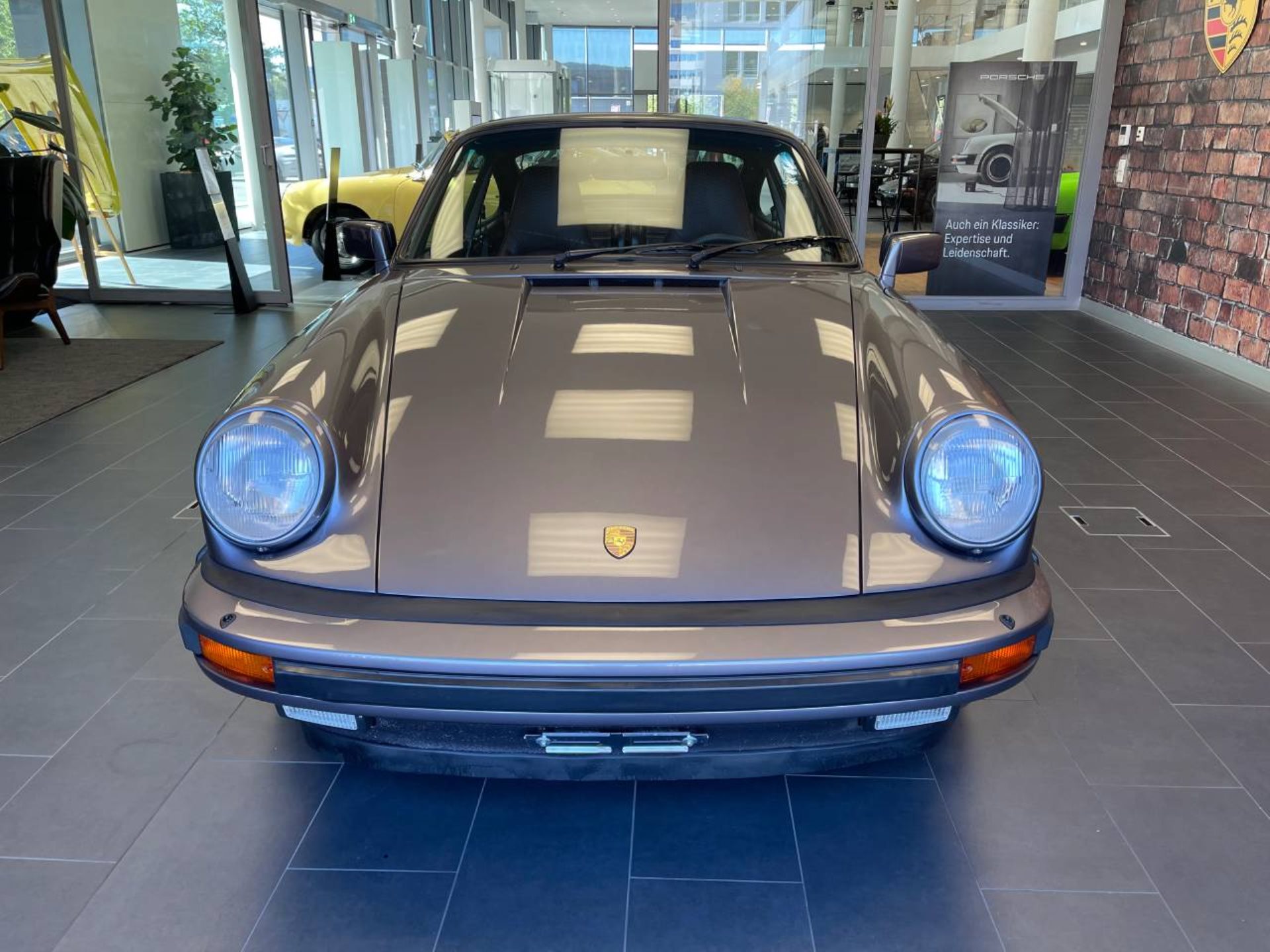 PORSCHE 911 Carrera Coupé-image-12