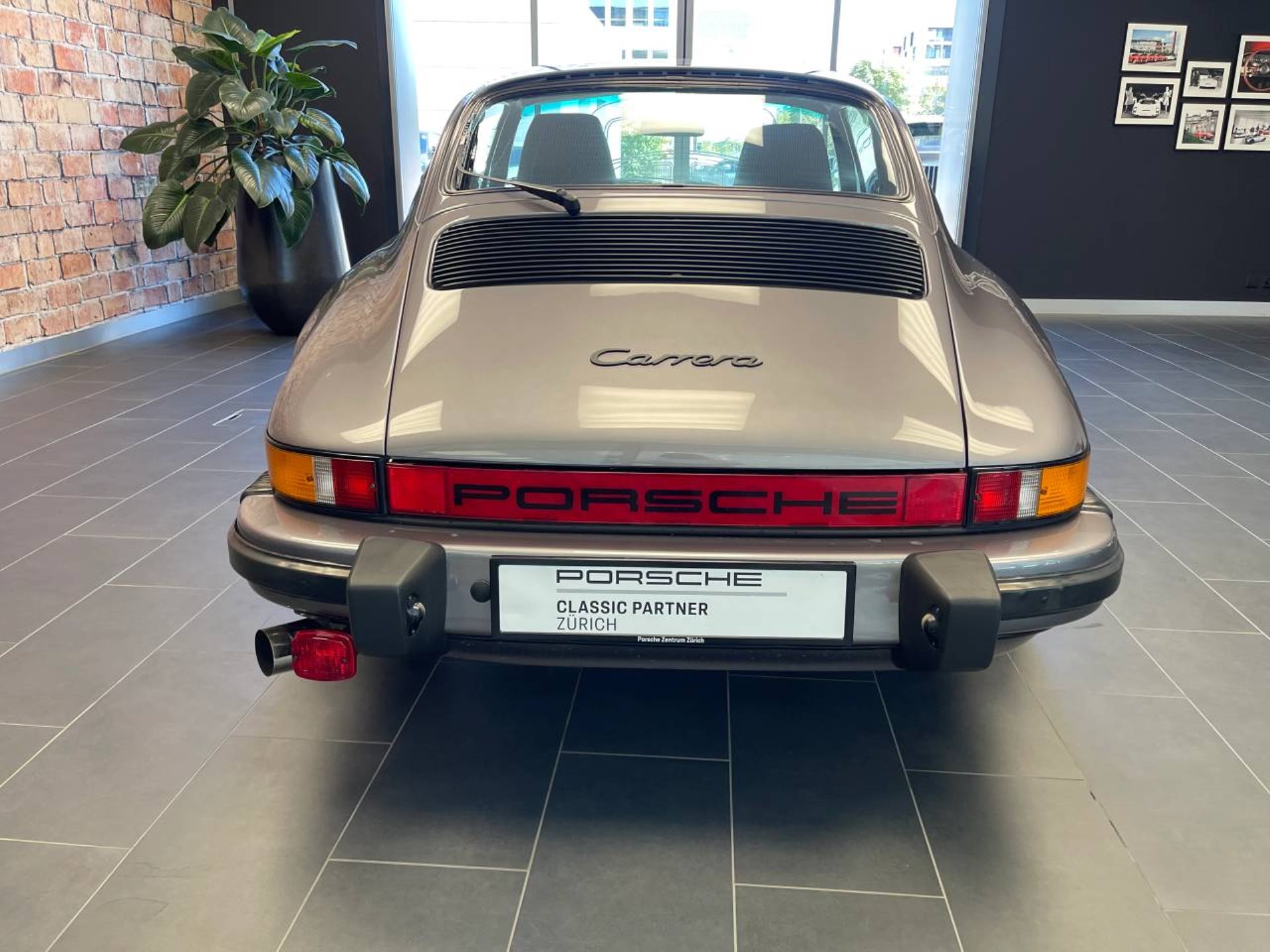 PORSCHE 911 Carrera Coupé-image-10