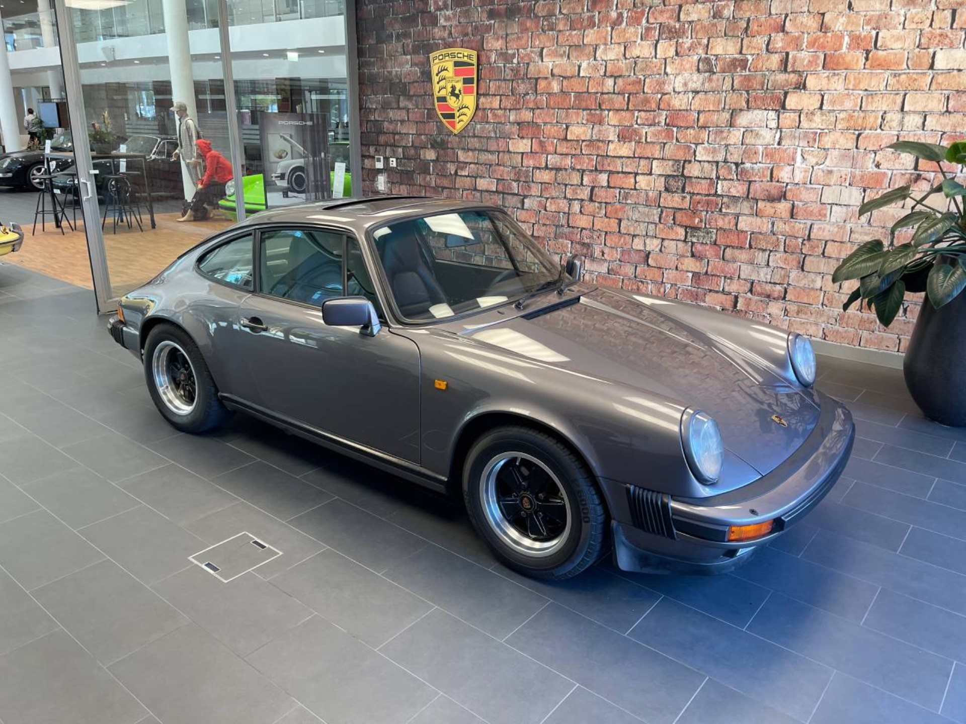 PORSCHE 911 Carrera Coupé-image-1