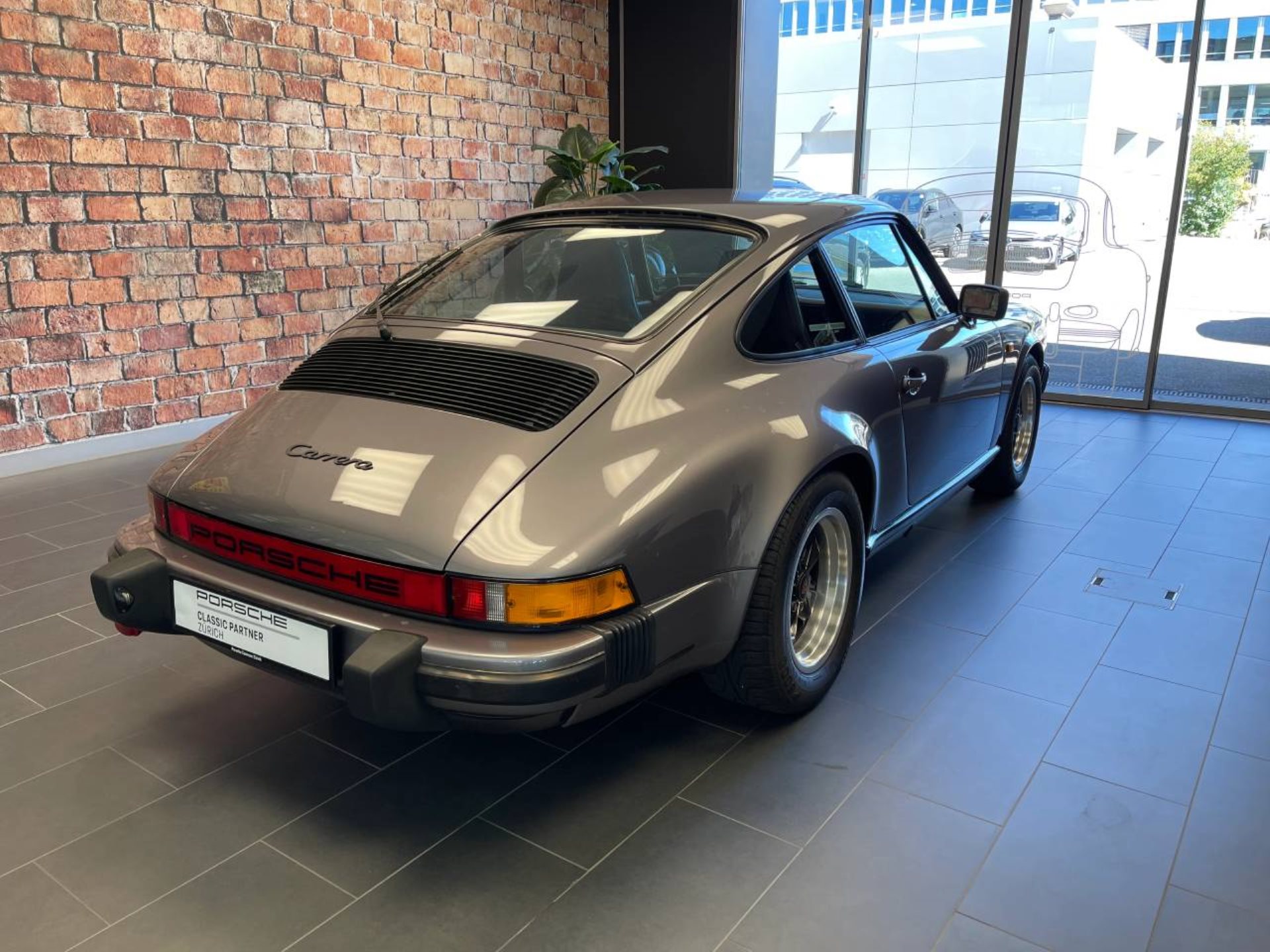 PORSCHE 911 Carrera Coupé-image-8