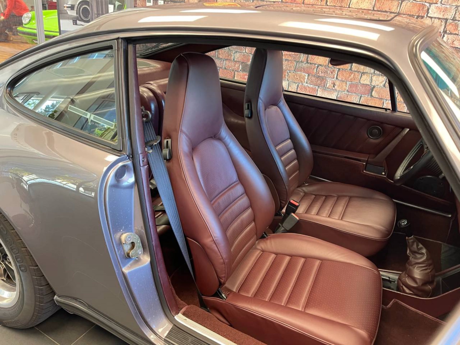 PORSCHE 911 Carrera Coupé-image-15