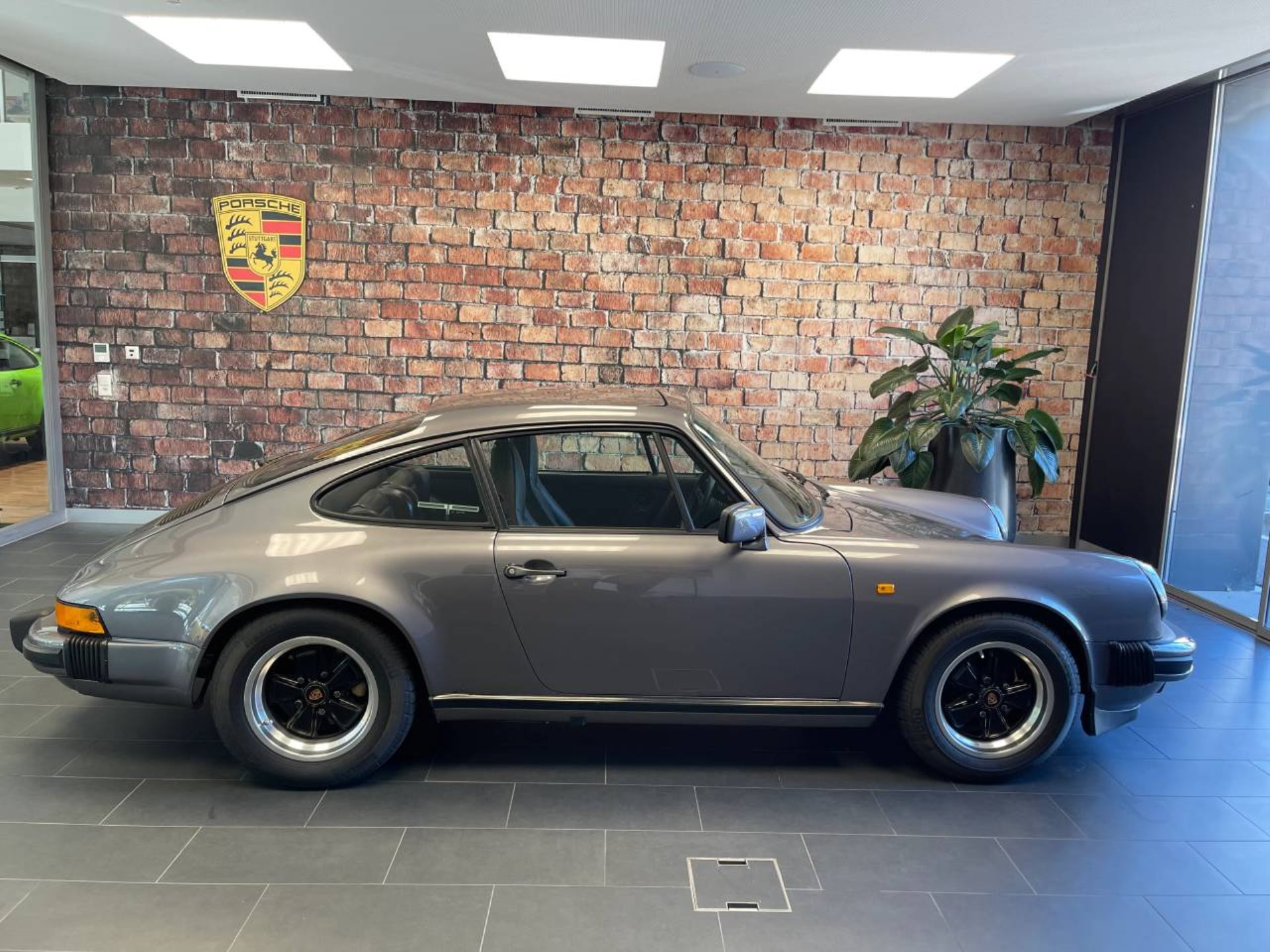 PORSCHE 911 Carrera Coupé-image-5