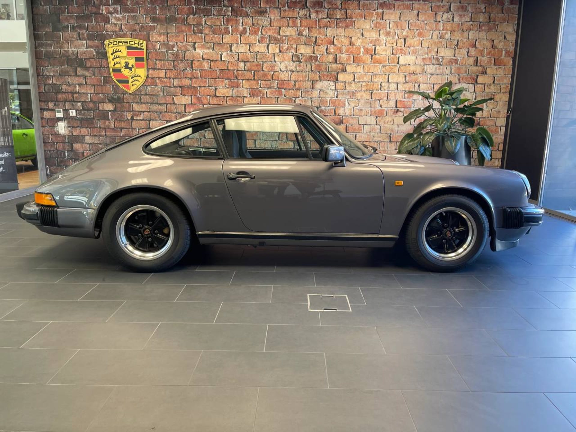 PORSCHE 911 Carrera Coupé-image-0