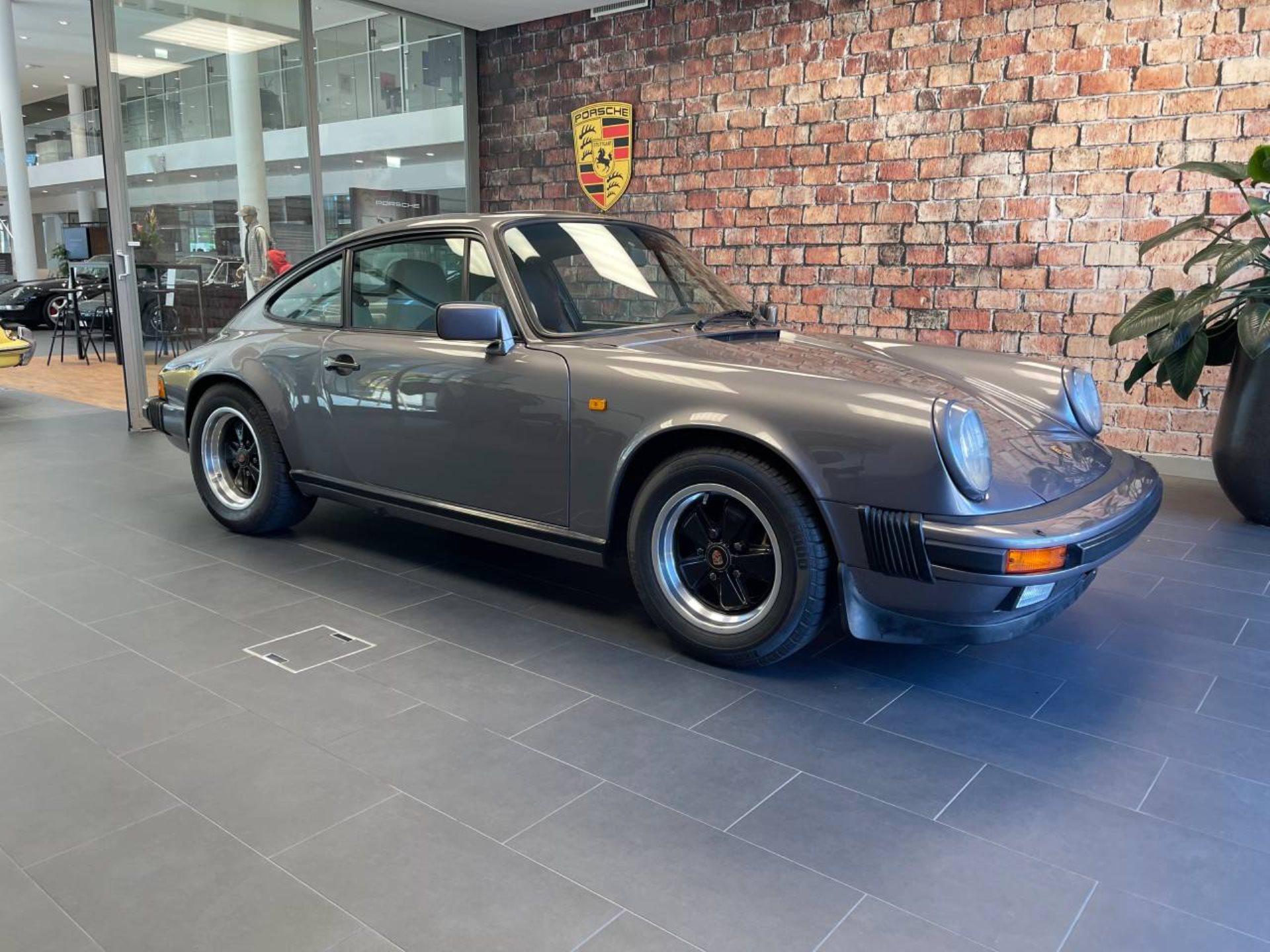 PORSCHE 911 Carrera Coupé-image-6