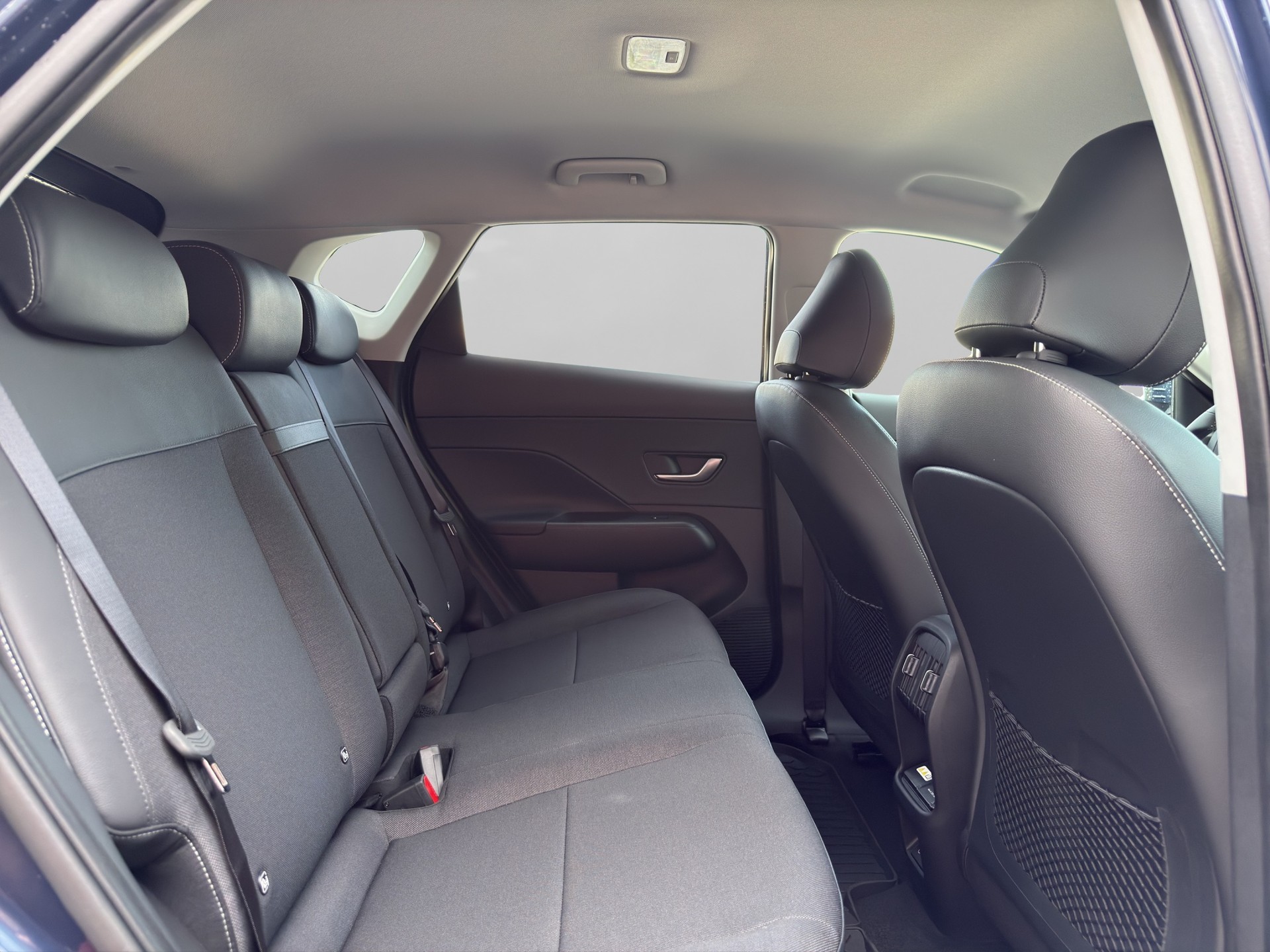 HYUNDAI Kona EV 65.4 kWh Amplia-image-10