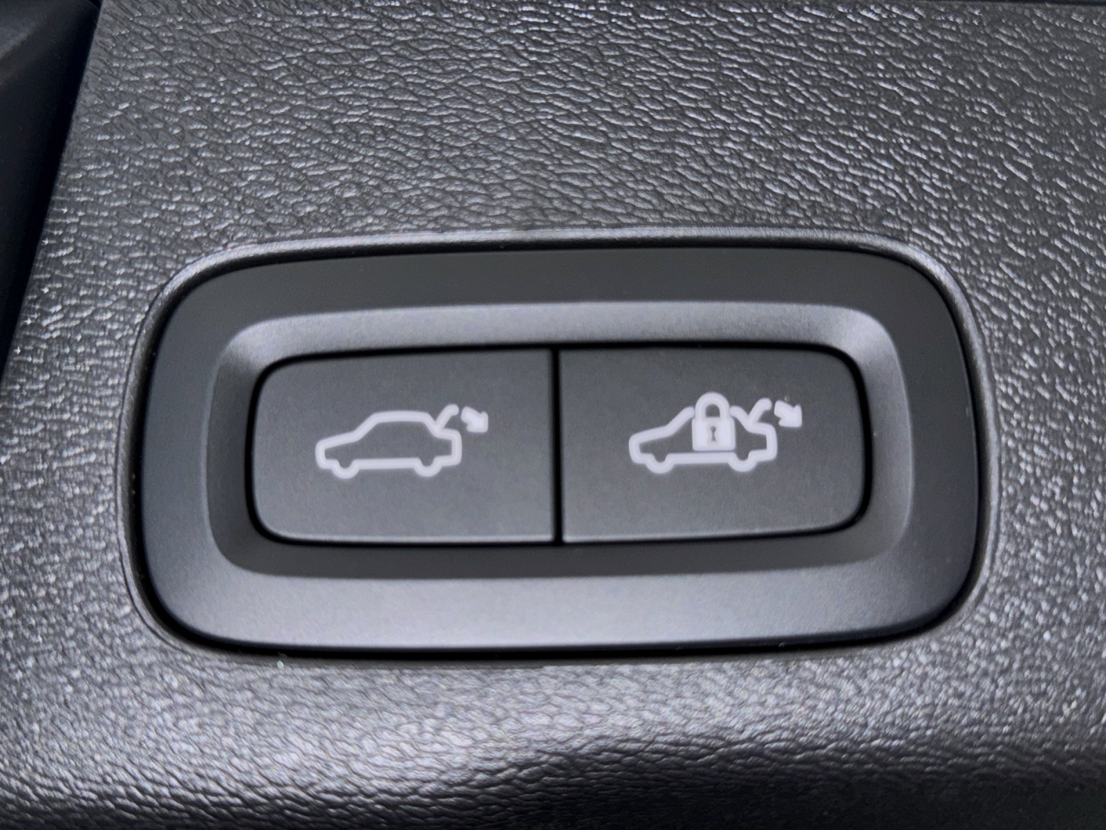 VOLVO XC60 2.0 T8 TE Black Edition eAWD-image-15