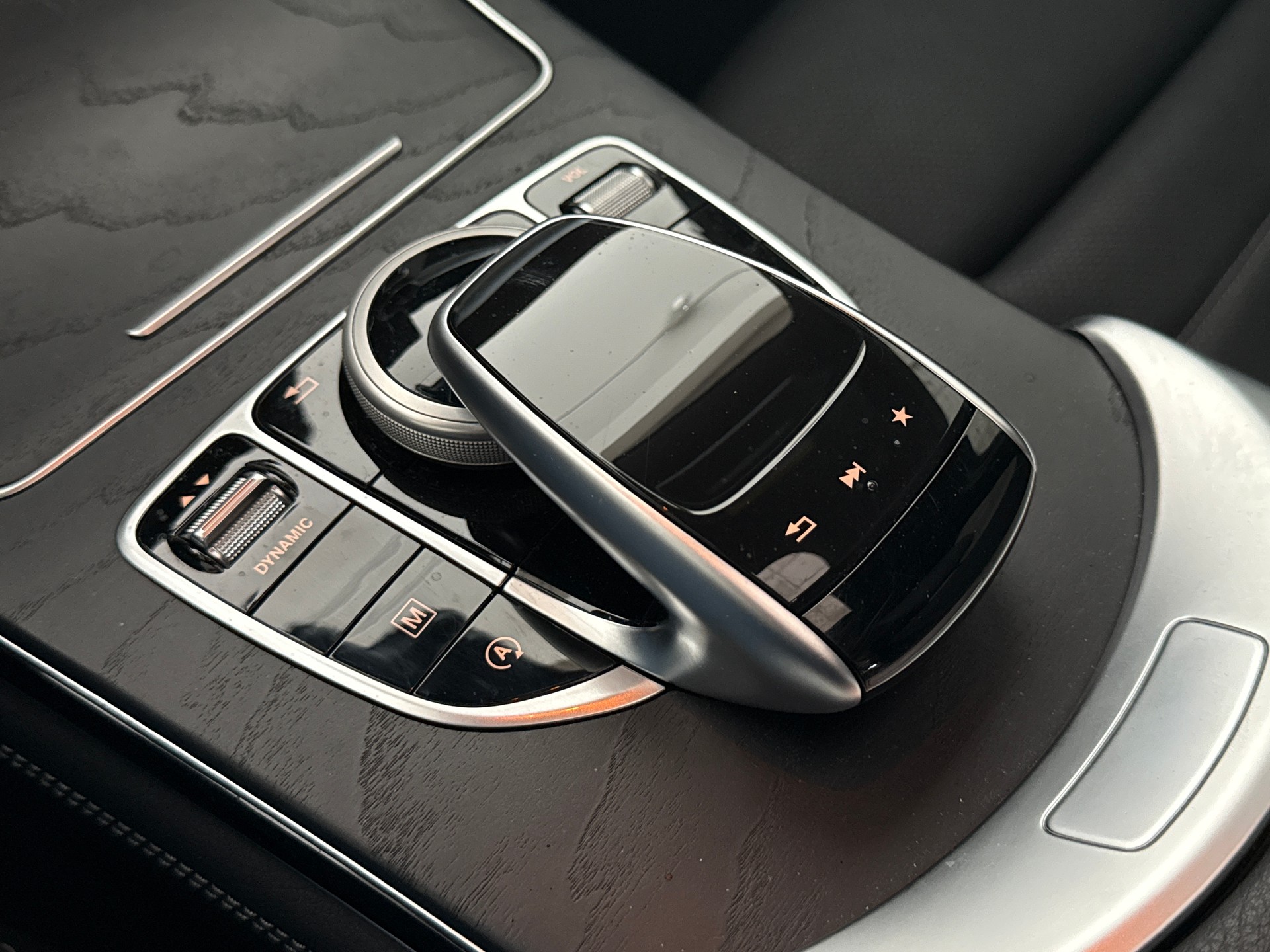 MERCEDES-BENZ GLC 250 d AMG Line 4Matic 9G-Tronic / CH-Fahrzeug / Panoramadach / Distanzregler / 360grd Kamera-image-11