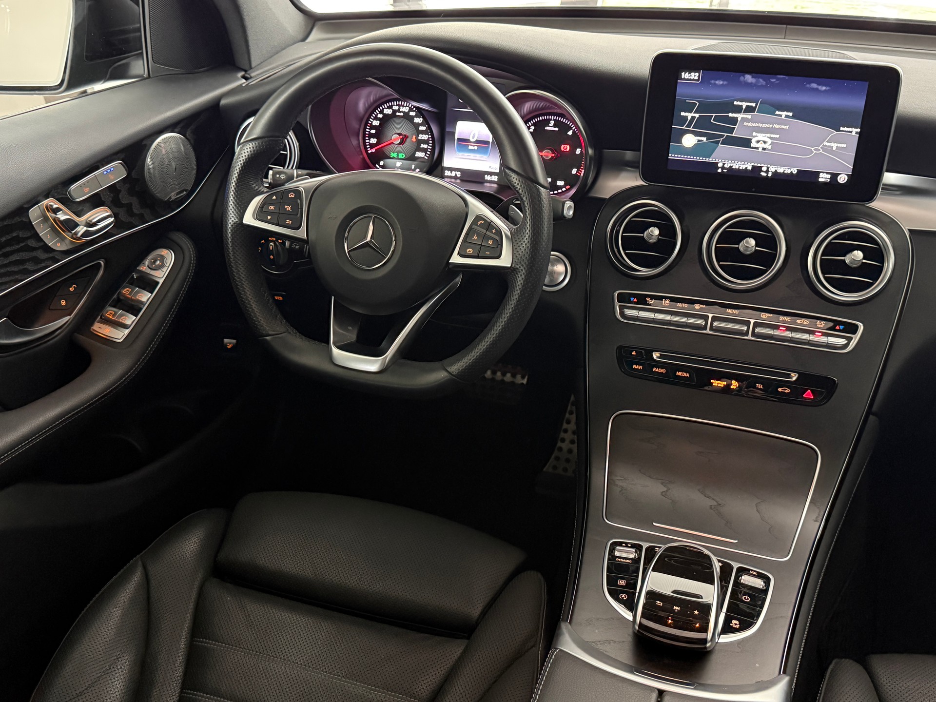 MERCEDES-BENZ GLC 250 d AMG Line 4Matic 9G-Tronic / CH-Fahrzeug / Panoramadach / Distanzregler / 360grd Kamera-image-5