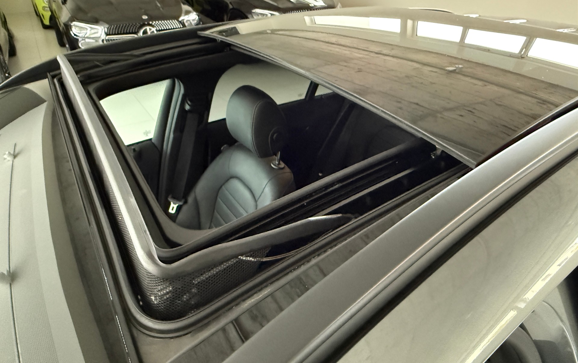 MERCEDES-BENZ GLC 250 d AMG Line 4Matic 9G-Tronic / CH-Fahrzeug / Panoramadach / Distanzregler / 360grd Kamera-image-2