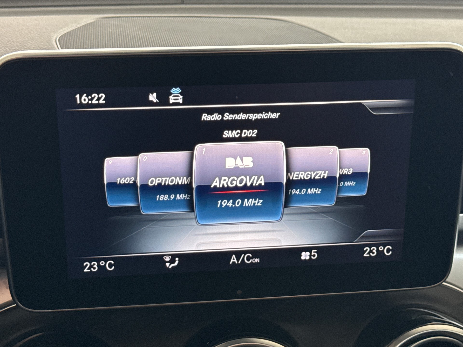 MERCEDES-BENZ GLC 250 d AMG Line 4Matic 9G-Tronic / CH-Fahrzeug / Panoramadach / Distanzregler / 360grd Kamera-image-18