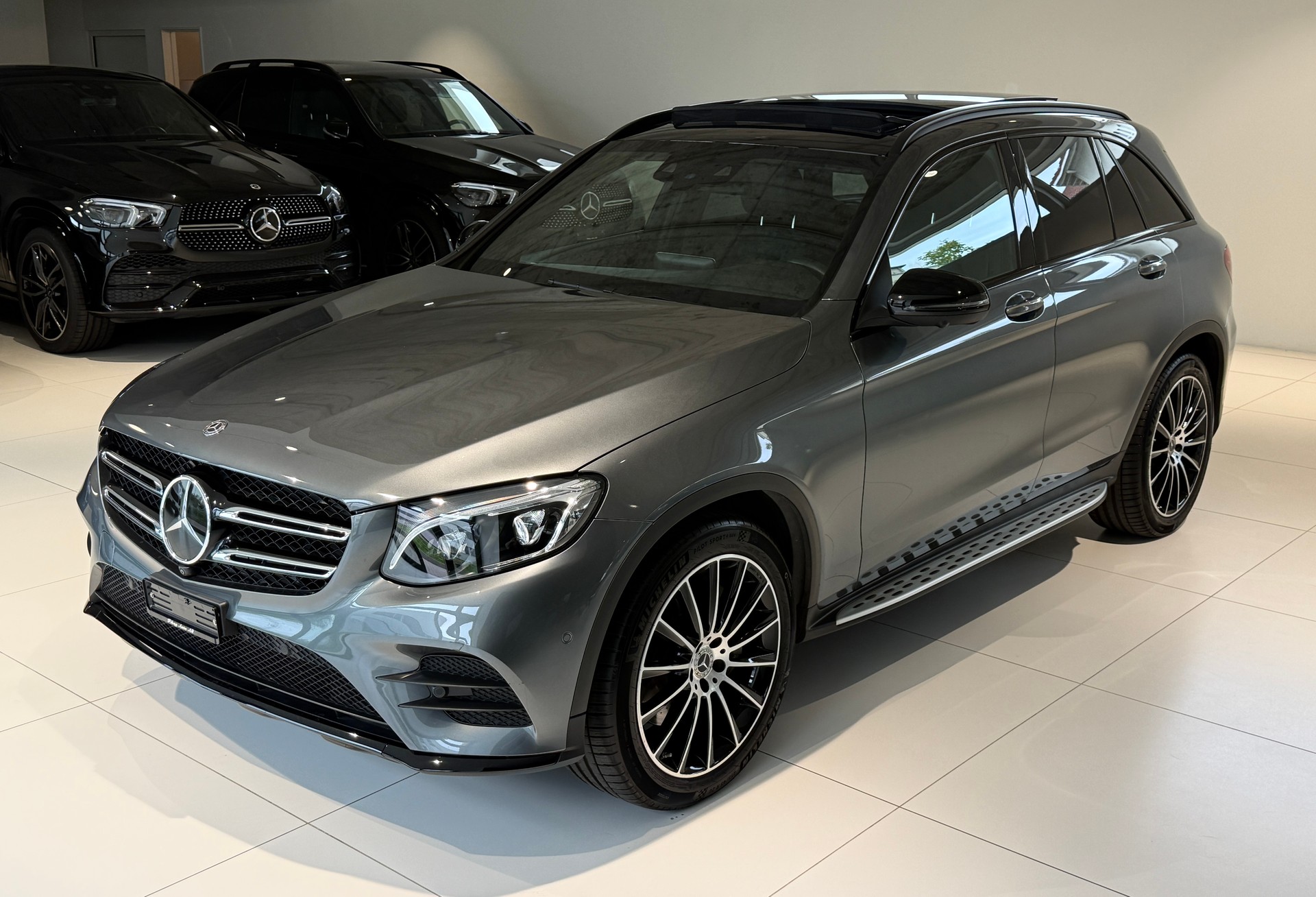 MERCEDES-BENZ GLC 250 d AMG Line 4Matic 9G-Tronic / CH-Fahrzeug / Panoramadach / Distanzregler / 360grd Kamera-image-3