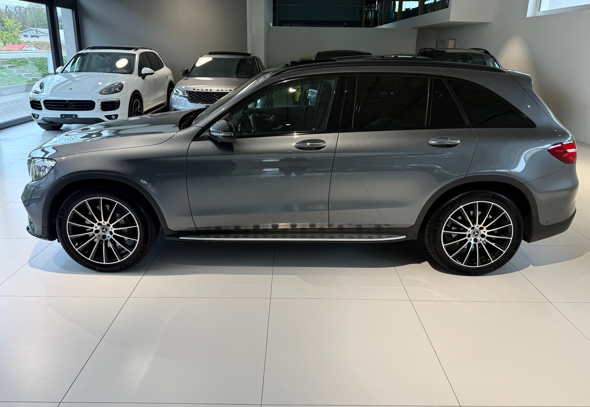 MERCEDES-BENZ GLC 250 d AMG Line 4Matic 9G-Tronic / CH-Fahrzeug / Panoramadach / Distanzregler / 360grd Kamera-image-4