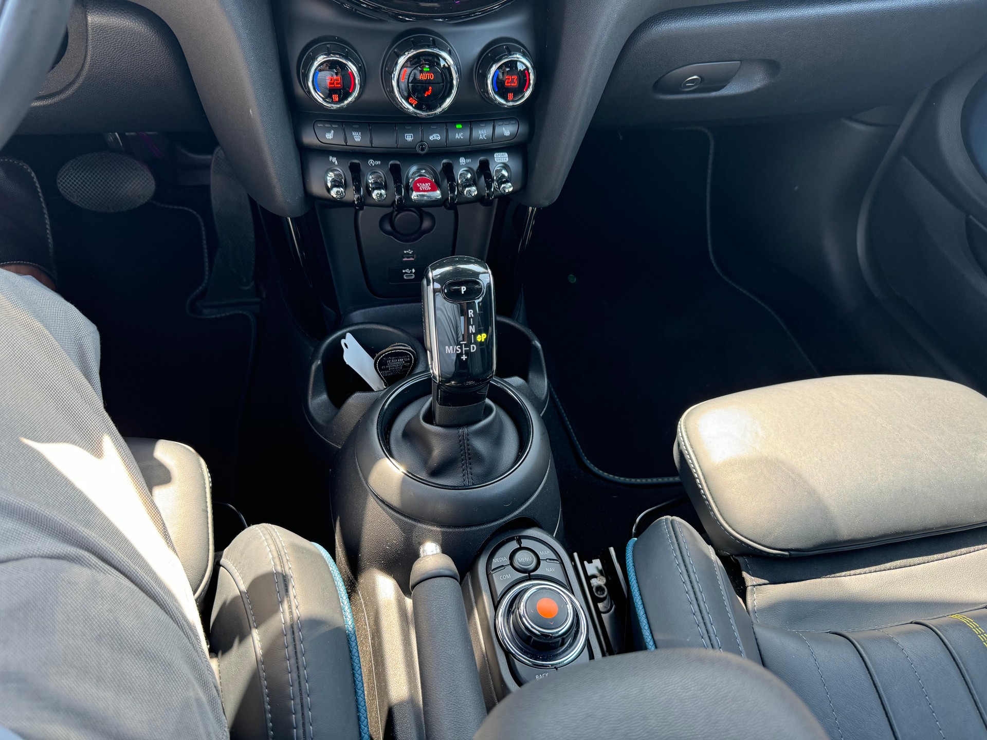 MINI Mini Cabrio Cooper S DKG-image-12
