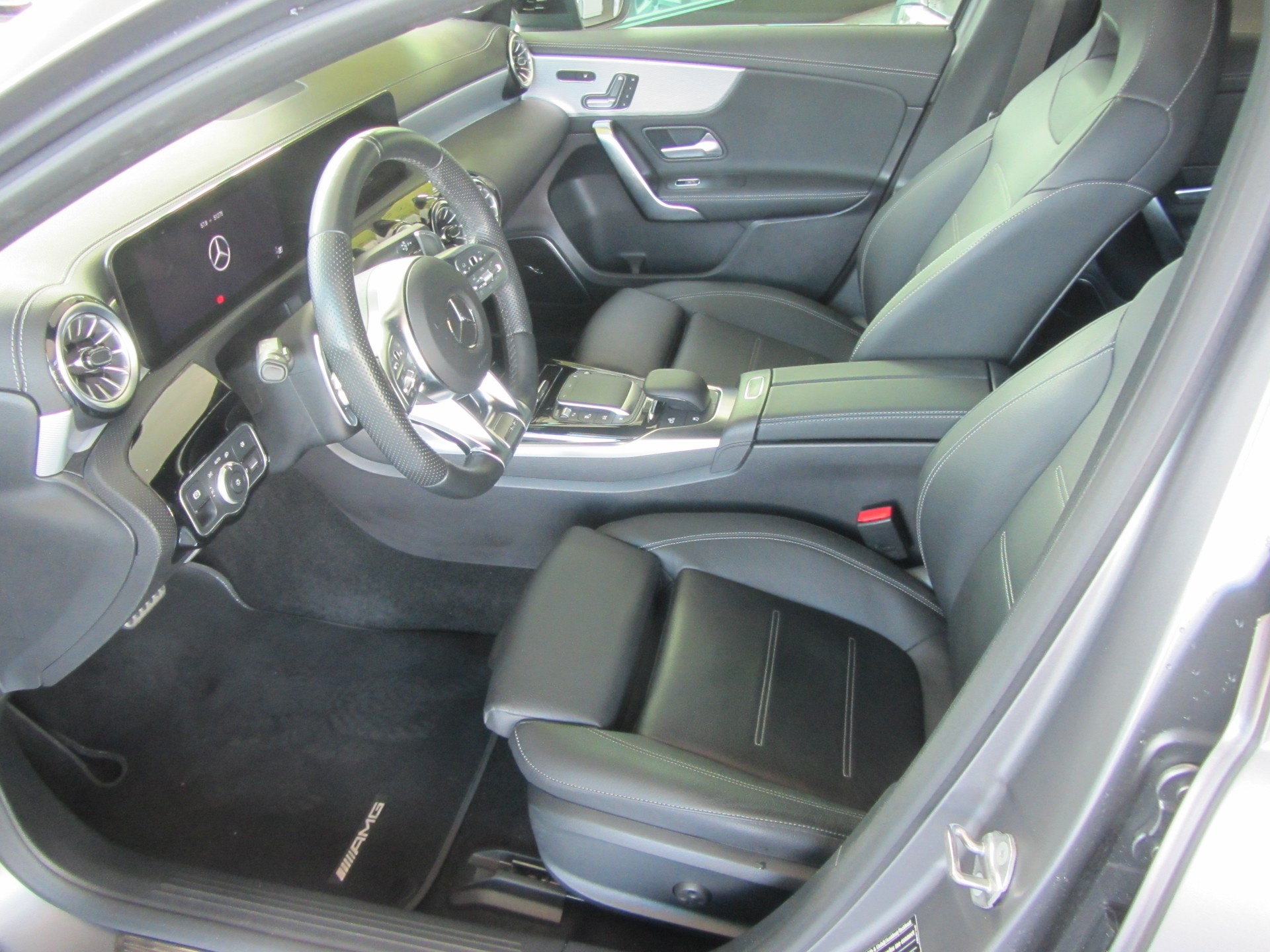 MERCEDES-BENZ A 35 AMG 4Matic Speedshift-image-4