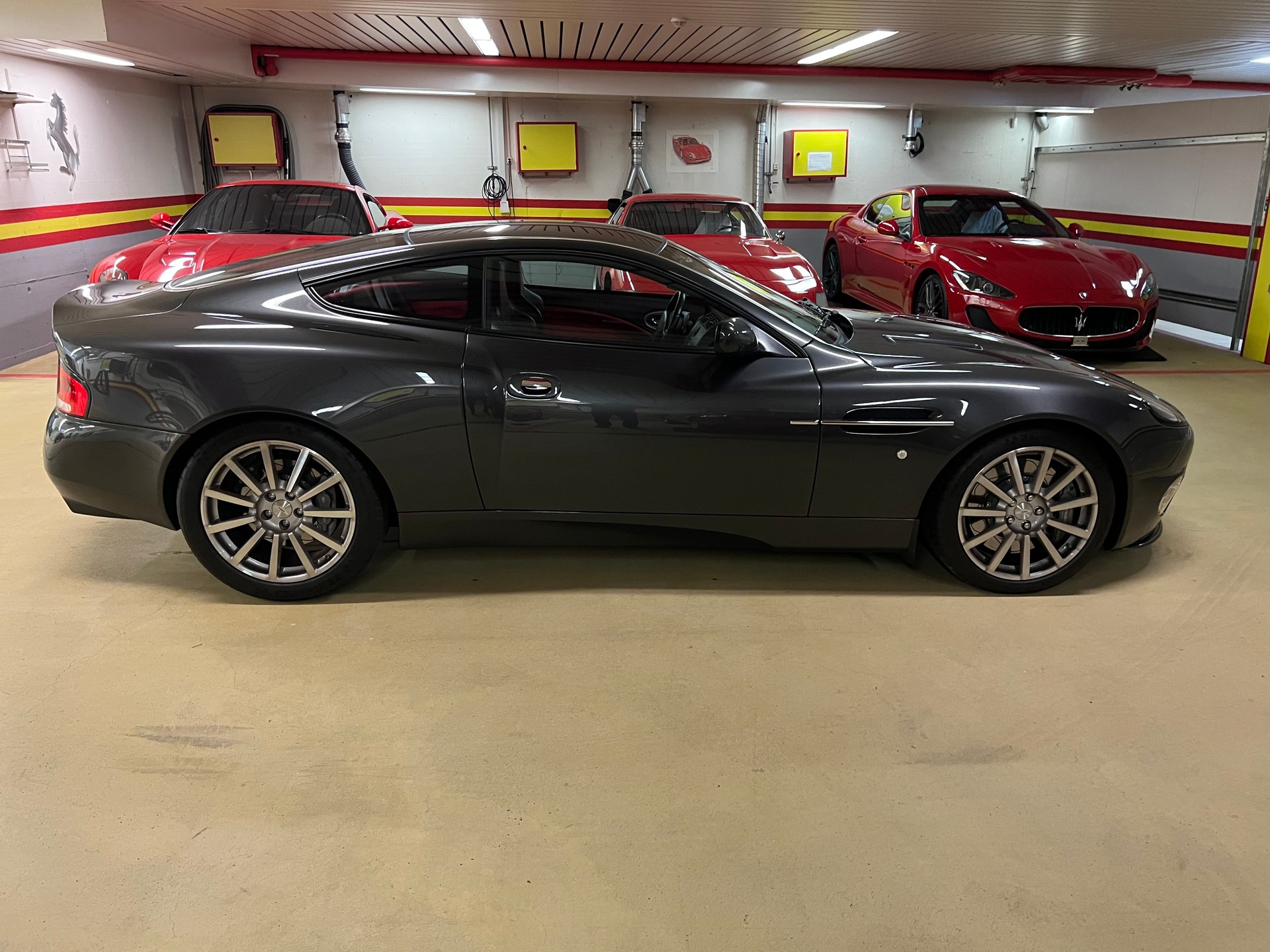 ASTON MARTIN Vanquish S V12, 2+2, Swiss Delivery-image-2
