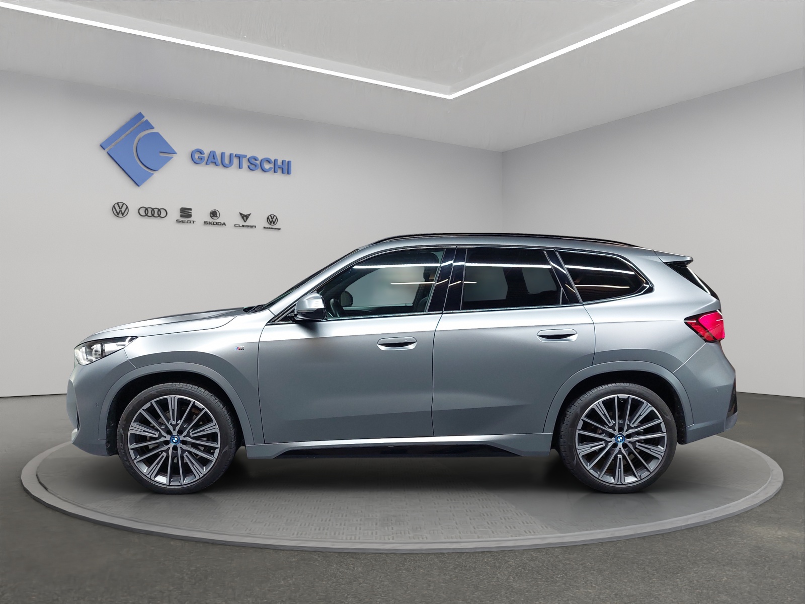 BMW iX1 xDrive 30-image-1
