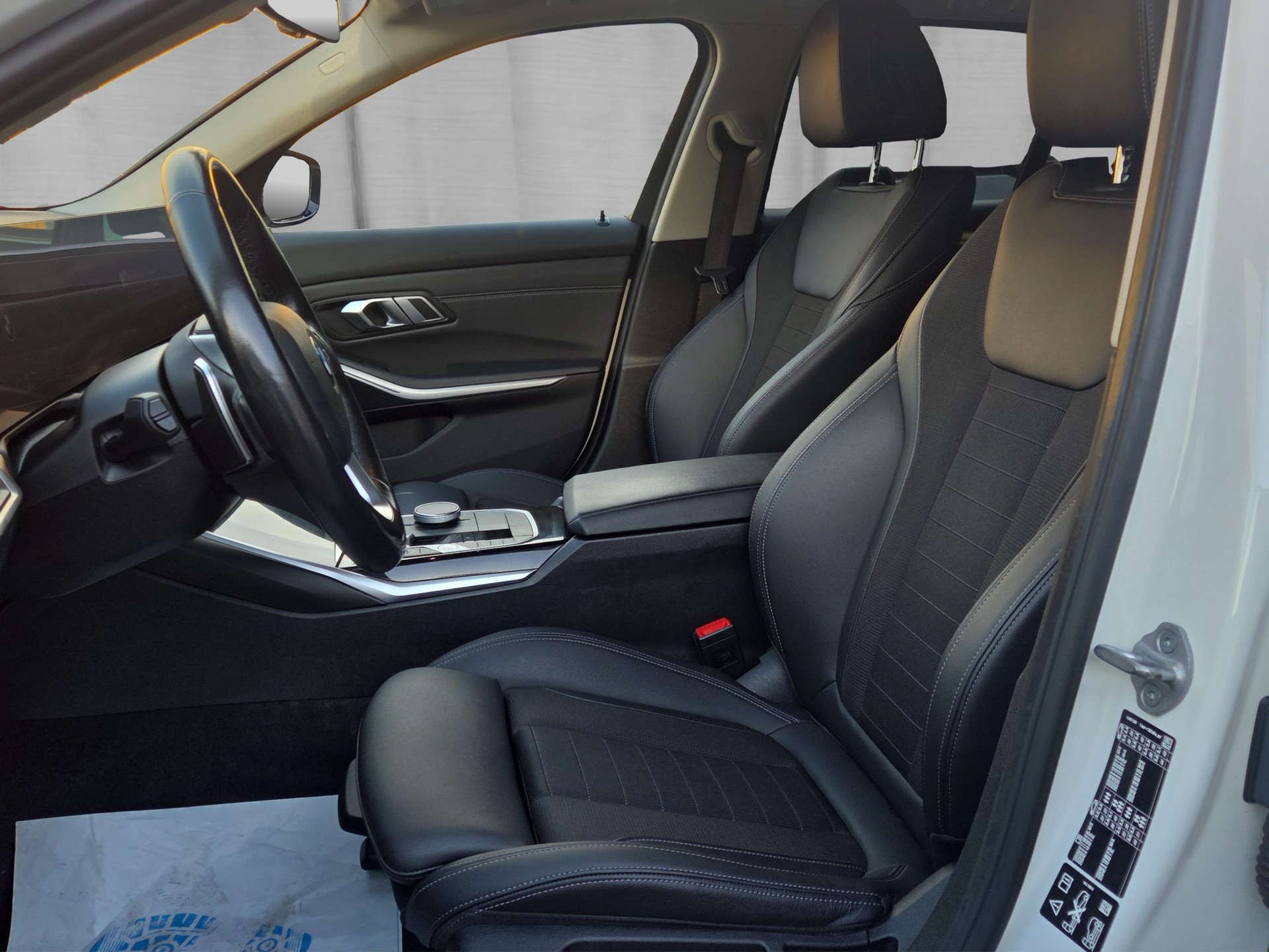 BMW 320d xDrive 48V Touring Steptronic-image-9